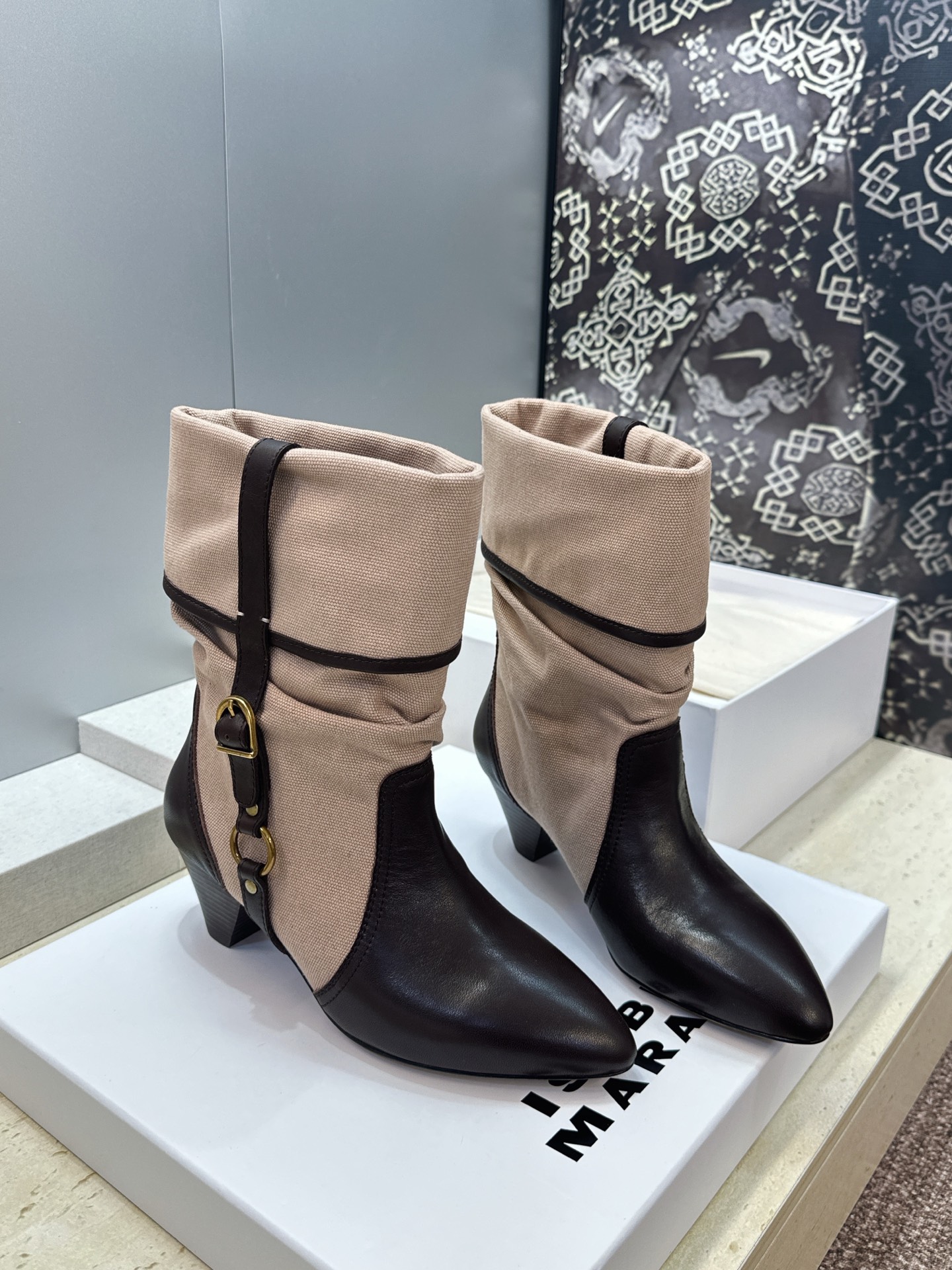 ISABEL MARANT 2026秋冬新款时尚拼色高跟尖头女短靴 伊莎贝尔字母logo五金扣一脚蹬机车马丁靴 材质:鞋 ISABEL MARANT 2026秋冬新款时尚拼色高跟尖头女短靴 伊莎贝尔字母logo五金扣一脚蹬机车马丁靴 材质:鞋