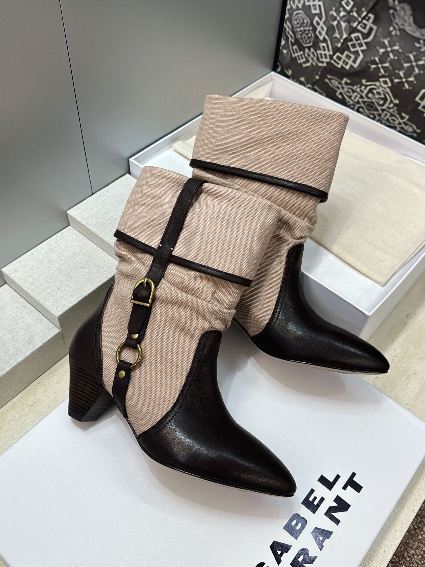ISABEL MARANT 2026秋冬新款时尚拼色高跟尖头女短靴 伊莎贝尔字母logo五金扣一脚蹬机车马丁靴 材质:鞋
