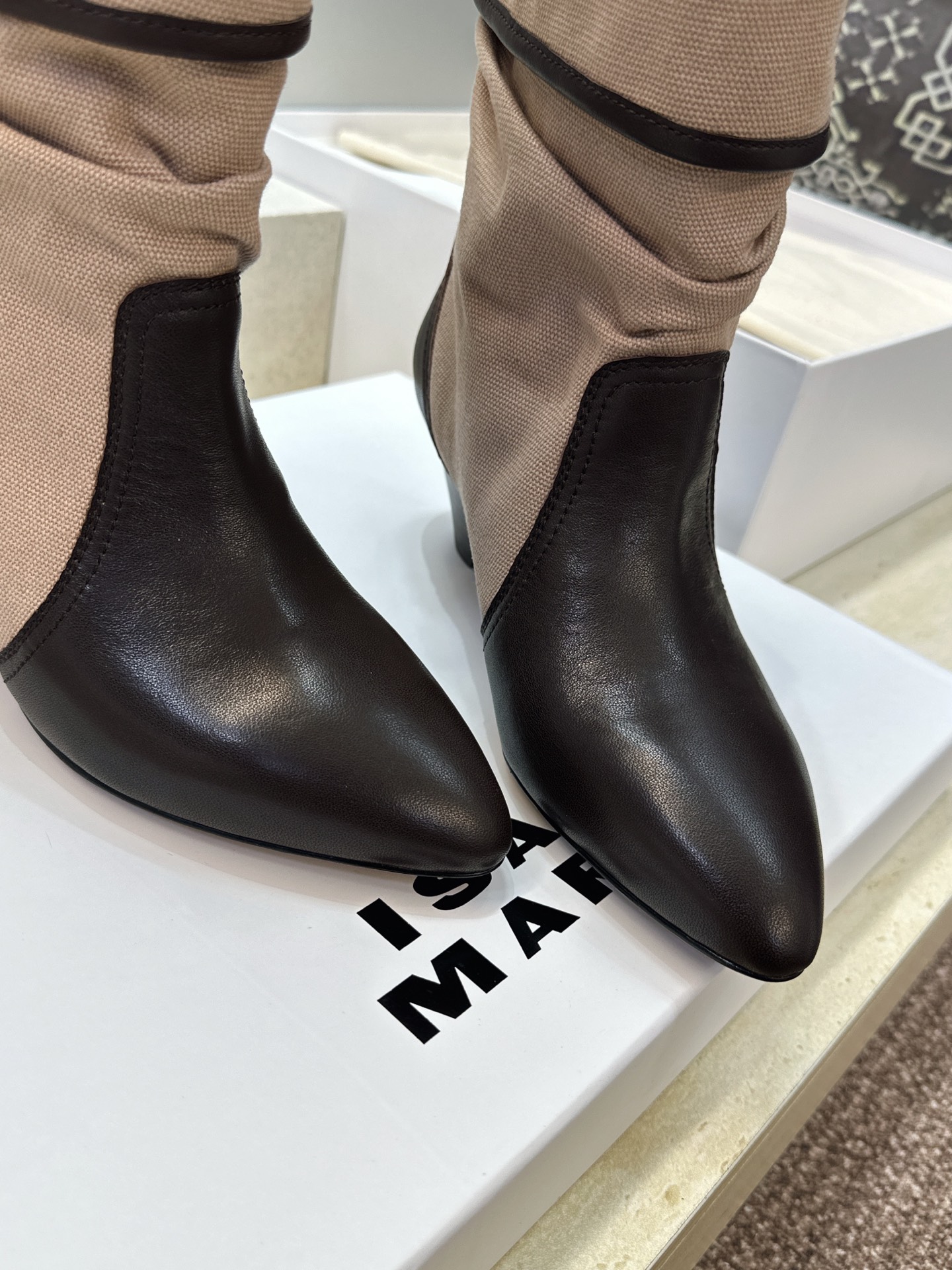 ISABEL MARANT 2026秋冬新款时尚拼色高跟尖头女短靴 伊莎贝尔字母logo五金扣一脚蹬机车马丁靴 材质:鞋