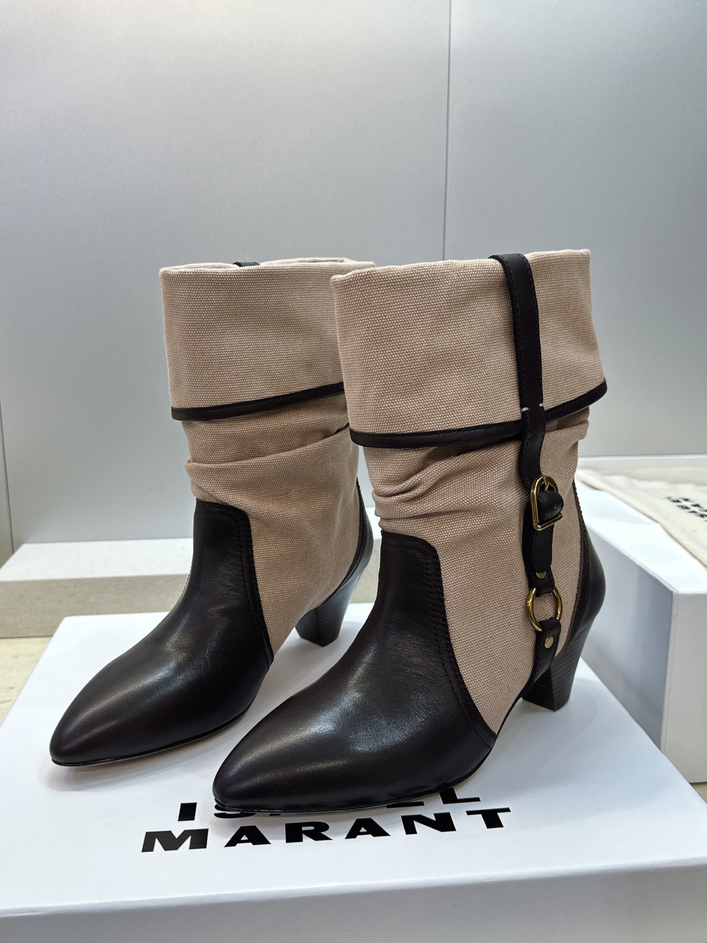 ISABEL MARANT 2026秋冬新款时尚拼色高跟尖头女短靴 伊莎贝尔字母logo五金扣一脚蹬机车马丁靴 材质:鞋