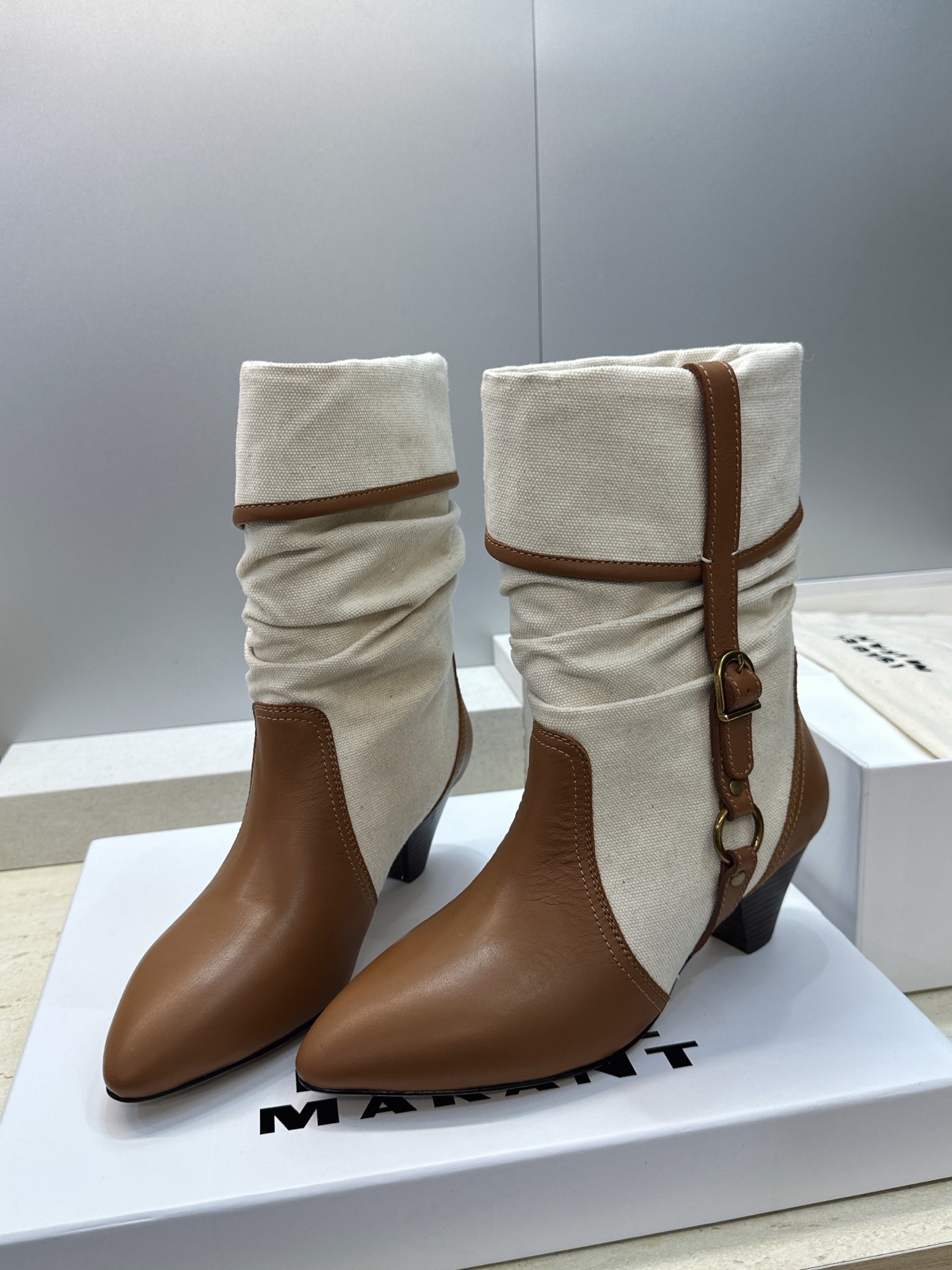 ISABEL MARANT 2026秋冬新款时尚拼色高跟尖头女短靴 伊莎贝尔字母logo五金扣一脚蹬机车马丁靴 材质:鞋 ISABEL MARANT 2026秋冬新款时尚拼色高跟尖头女短靴 伊莎贝尔字母logo五金扣一脚蹬机车马丁靴 材质:鞋