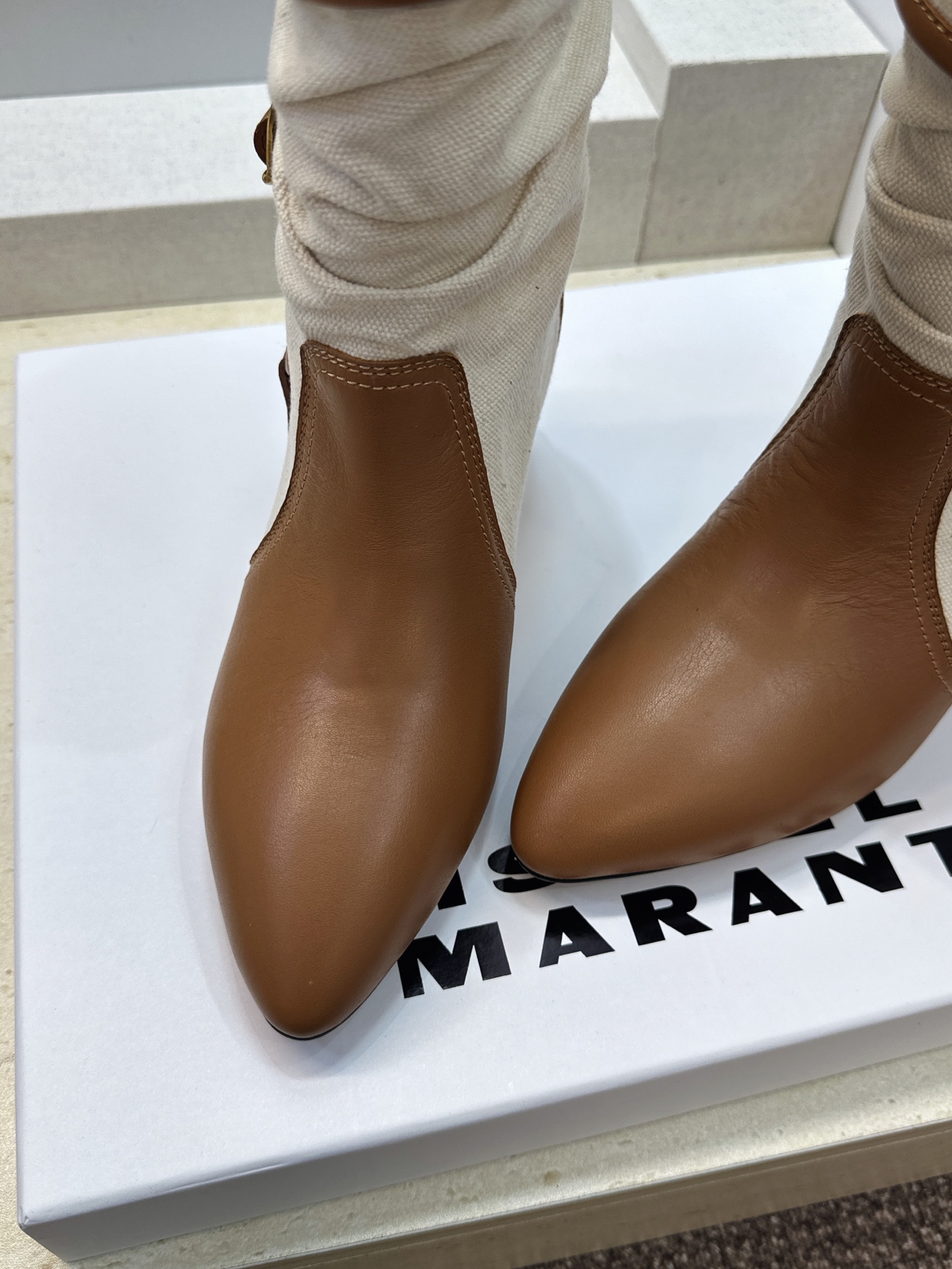 ISABEL MARANT 2026秋冬新款时尚拼色高跟尖头女短靴 伊莎贝尔字母logo五金扣一脚蹬机车马丁靴 材质:鞋 ISABEL MARANT 2026秋冬新款时尚拼色高跟尖头女短靴 伊莎贝尔字母logo五金扣一脚蹬机车马丁靴 材质:鞋