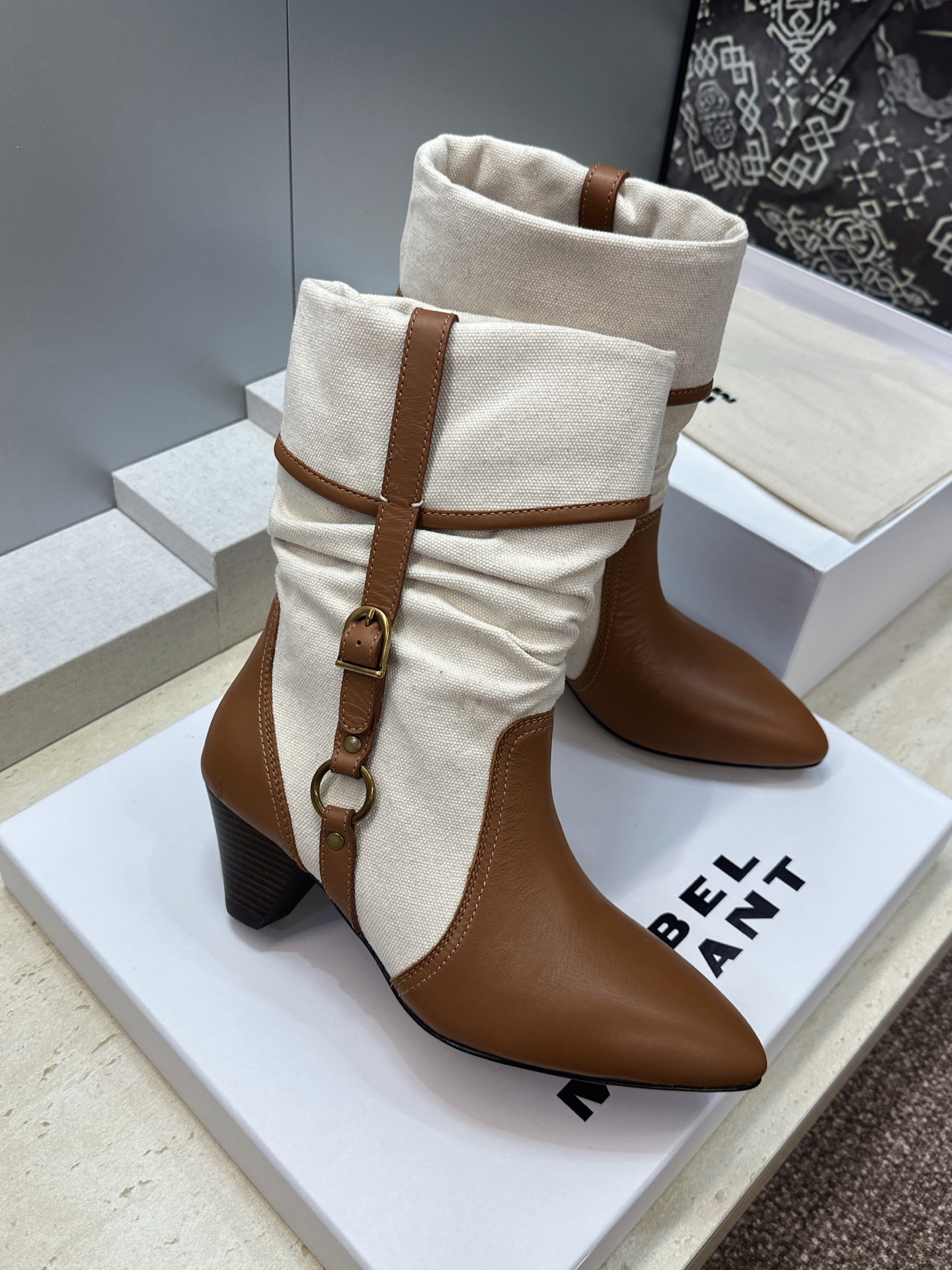 ISABEL MARANT 2026秋冬新款时尚拼色高跟尖头女短靴 伊莎贝尔字母logo五金扣一脚蹬机车马丁靴 材质:鞋 ISABEL MARANT 2026秋冬新款时尚拼色高跟尖头女短靴 伊莎贝尔字母logo五金扣一脚蹬机车马丁靴 材质:鞋