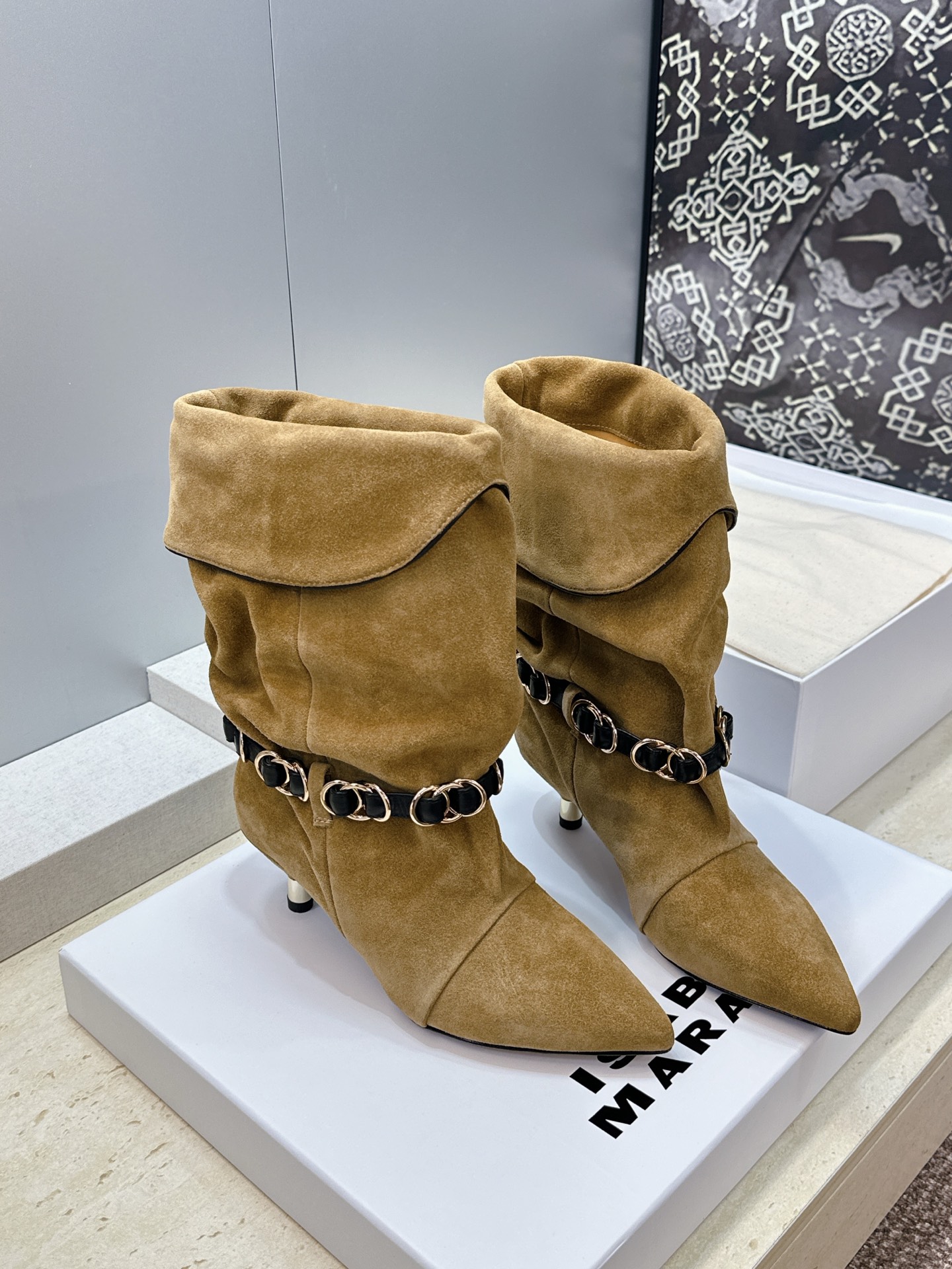 ISABEL MARANT 2026秋冬新款时尚拼色低跟尖头两穿中筒女靴 伊莎贝尔字母logo五金扣一脚蹬机车马丁靴 材 ISABEL MARANT 2026秋冬新款时尚拼色低跟尖头两穿中筒女靴 伊莎贝尔字母logo五金扣一脚蹬机车马丁靴 材