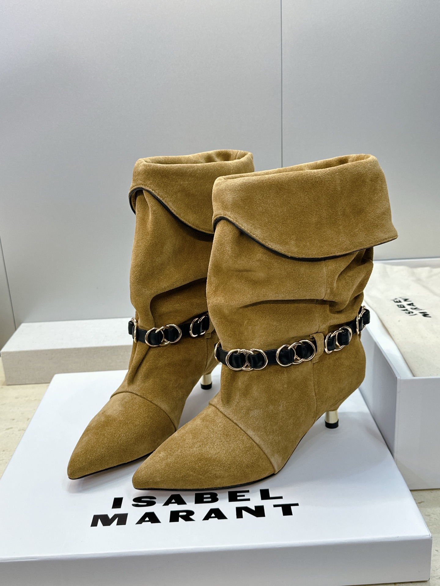 ISABEL MARANT 2026秋冬新款时尚拼色低跟尖头两穿中筒女靴 伊莎贝尔字母logo五金扣一脚蹬机车马丁靴 材 ISABEL MARANT 2026秋冬新款时尚拼色低跟尖头两穿中筒女靴 伊莎贝尔字母logo五金扣一脚蹬机车马丁靴 材