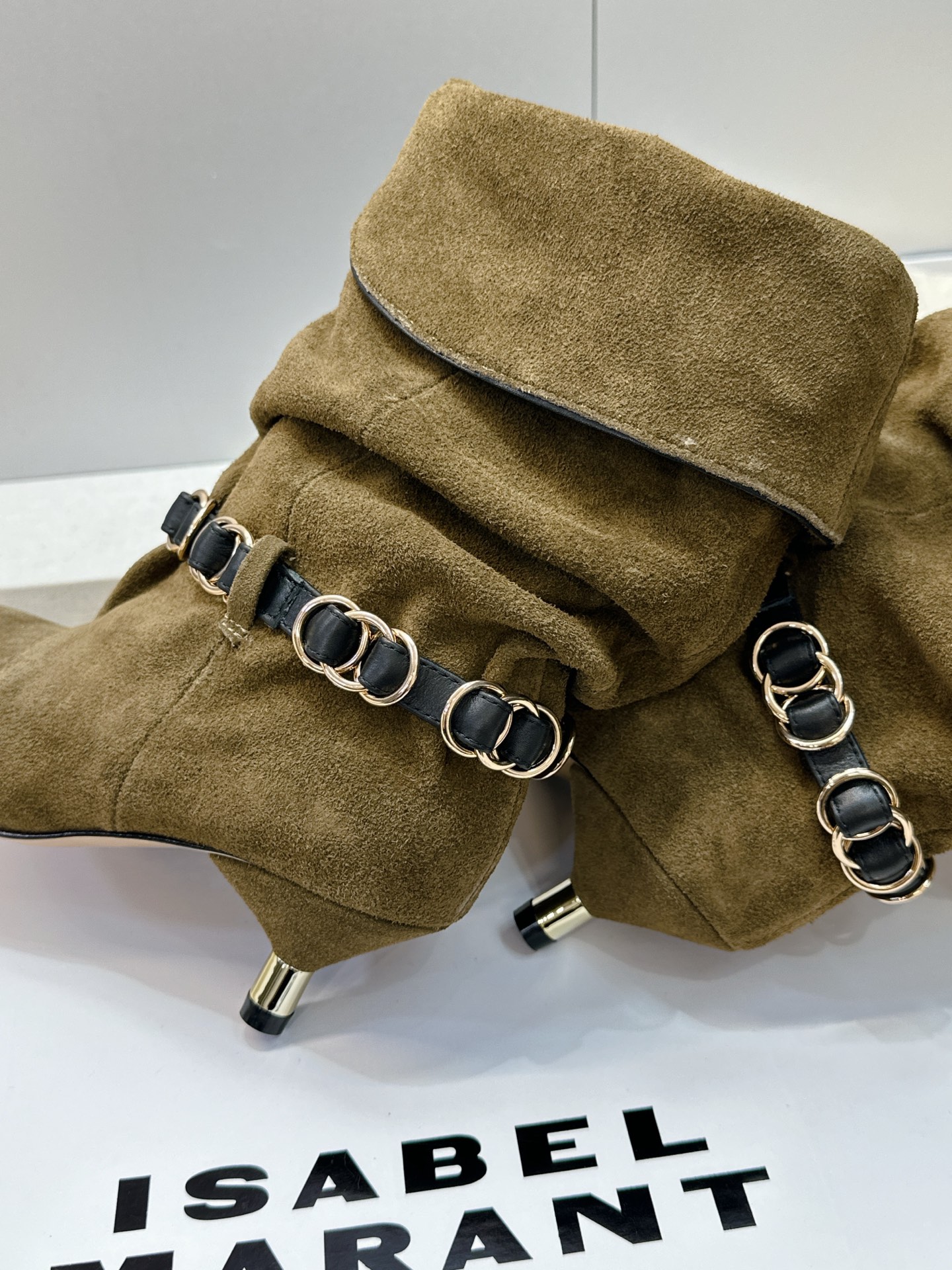ISABEL MARANT 2026秋冬新款时尚拼色低跟尖头两穿中筒女靴 伊莎贝尔字母logo五金扣一脚蹬机车马丁靴 材 ISABEL MARANT 2026秋冬新款时尚拼色低跟尖头两穿中筒女靴 伊莎贝尔字母logo五金扣一脚蹬机车马丁靴 材