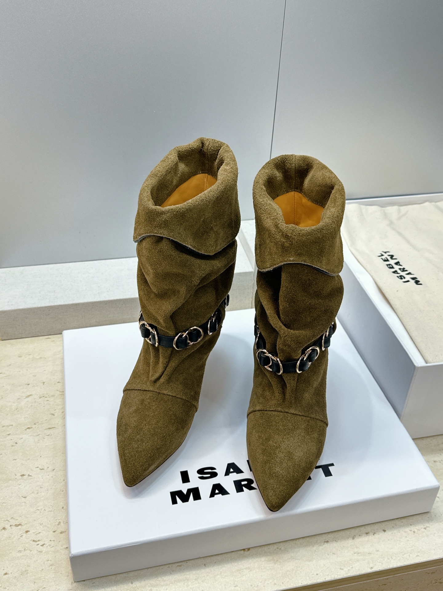 ISABEL MARANT 2026秋冬新款时尚拼色低跟尖头两穿中筒女靴 伊莎贝尔字母logo五金扣一脚蹬机车马丁靴 材 ISABEL MARANT 2026秋冬新款时尚拼色低跟尖头两穿中筒女靴 伊莎贝尔字母logo五金扣一脚蹬机车马丁靴 材