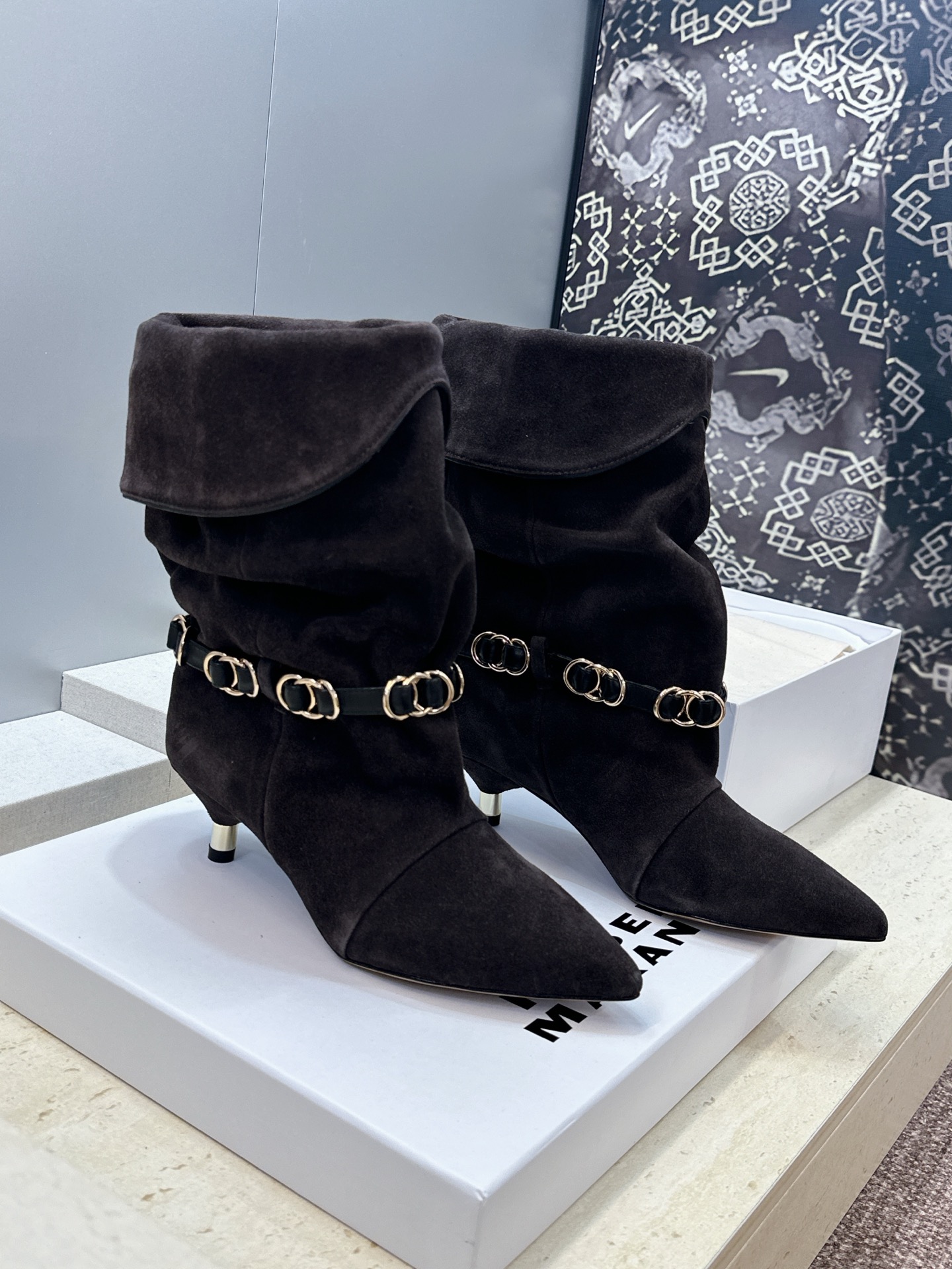 ISABEL MARANT 2026秋冬新款时尚拼色低跟尖头两穿中筒女靴 伊莎贝尔字母logo五金扣一脚蹬机车马丁靴 材 ISABEL MARANT 2026秋冬新款时尚拼色低跟尖头两穿中筒女靴 伊莎贝尔字母logo五金扣一脚蹬机车马丁靴 材