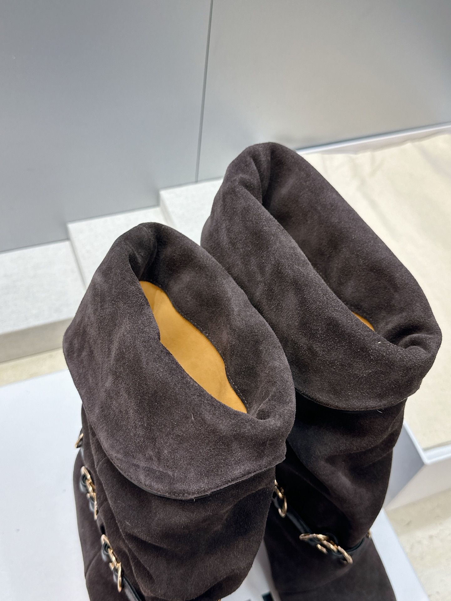 ISABEL MARANT 2026秋冬新款时尚拼色低跟尖头两穿中筒女靴 伊莎贝尔字母logo五金扣一脚蹬机车马丁靴 材 ISABEL MARANT 2026秋冬新款时尚拼色低跟尖头两穿中筒女靴 伊莎贝尔字母logo五金扣一脚蹬机车马丁靴 材