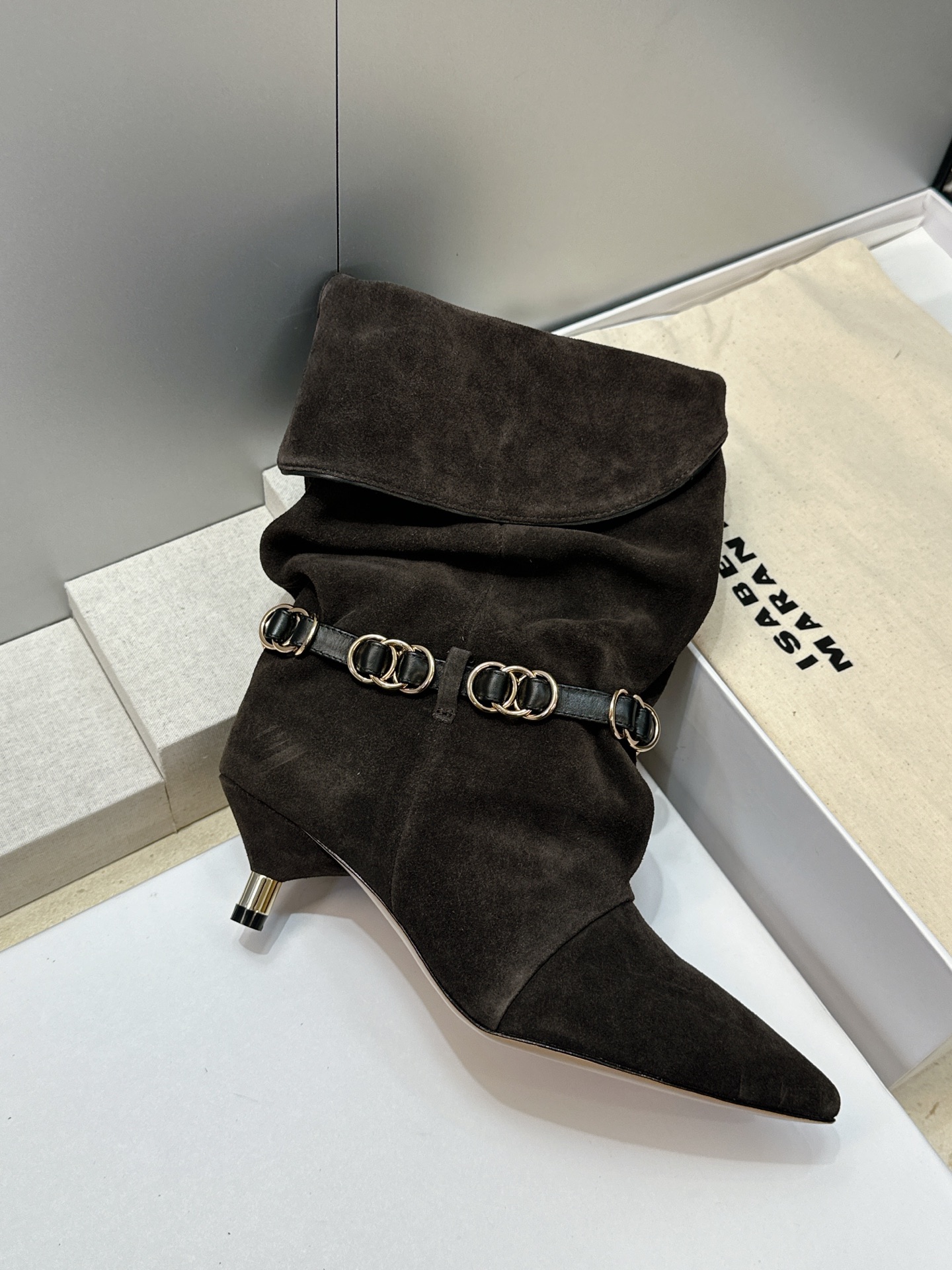 ISABEL MARANT 2026秋冬新款时尚拼色低跟尖头两穿中筒女靴 伊莎贝尔字母logo五金扣一脚蹬机车马丁靴 材 ISABEL MARANT 2026秋冬新款时尚拼色低跟尖头两穿中筒女靴 伊莎贝尔字母logo五金扣一脚蹬机车马丁靴 材