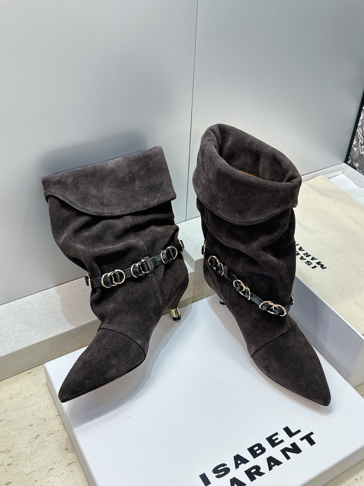 ISABEL MARANT 2026秋冬新款时尚拼色低跟尖头两穿中筒女靴 伊莎贝尔字母logo五金扣一脚蹬机车马丁靴 材 ISABEL MARANT 2026秋冬新款时尚拼色低跟尖头两穿中筒女靴 伊莎贝尔字母logo五金扣一脚蹬机车马丁靴 材