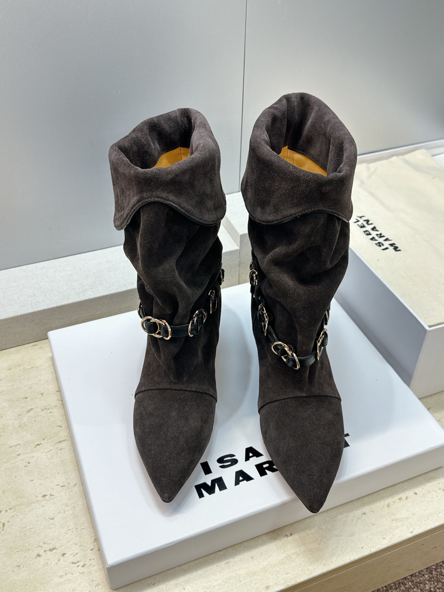 ISABEL MARANT 2026秋冬新款时尚拼色低跟尖头两穿中筒女靴 伊莎贝尔字母logo五金扣一脚蹬机车马丁靴 材 ISABEL MARANT 2026秋冬新款时尚拼色低跟尖头两穿中筒女靴 伊莎贝尔字母logo五金扣一脚蹬机车马丁靴 材
