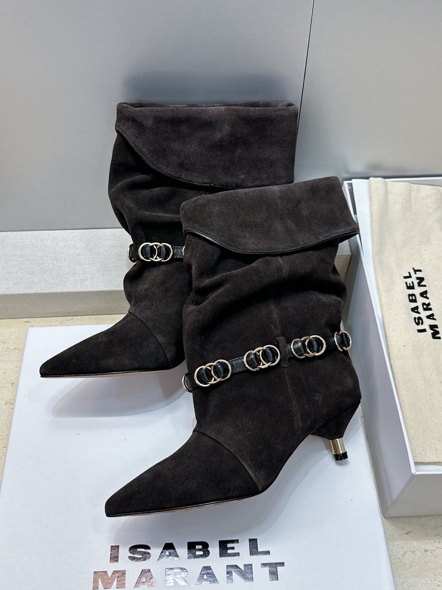 ISABEL MARANT 2026秋冬新款时尚拼色低跟尖头两穿中筒女靴 伊莎贝尔字母logo五金扣一脚蹬机车马丁靴 材 ISABEL MARANT 2026秋冬新款时尚拼色低跟尖头两穿中筒女靴 伊莎贝尔字母logo五金扣一脚蹬机车马丁靴 材