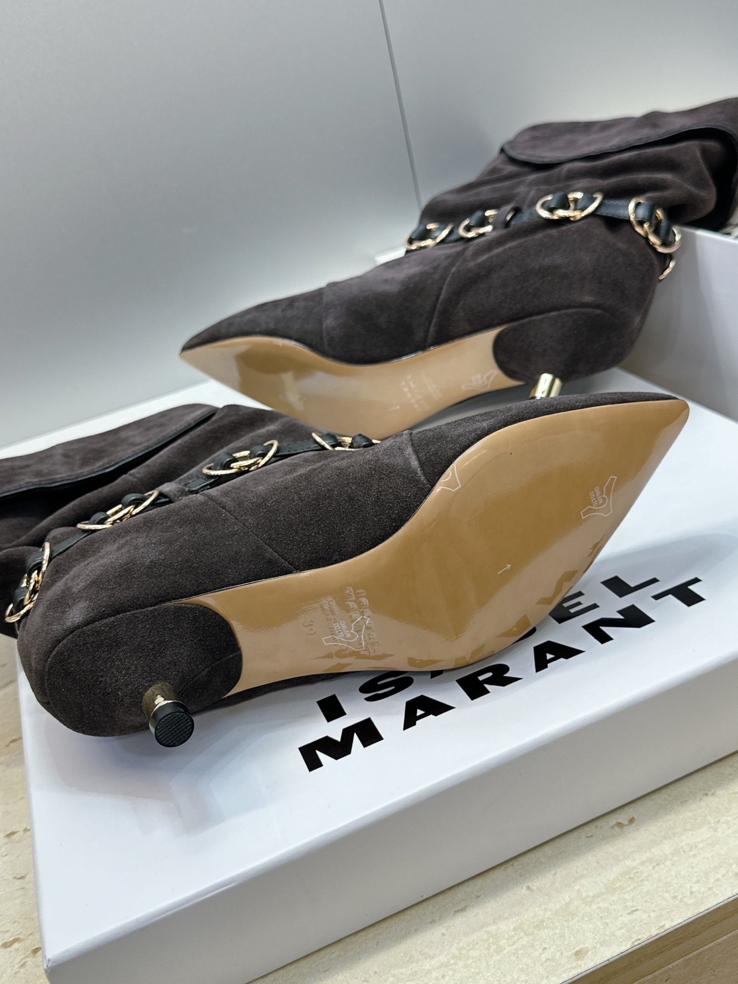 ISABEL MARANT 2026秋冬新款时尚拼色低跟尖头两穿中筒女靴 伊莎贝尔字母logo五金扣一脚蹬机车马丁靴 材 ISABEL MARANT 2026秋冬新款时尚拼色低跟尖头两穿中筒女靴 伊莎贝尔字母logo五金扣一脚蹬机车马丁靴 材