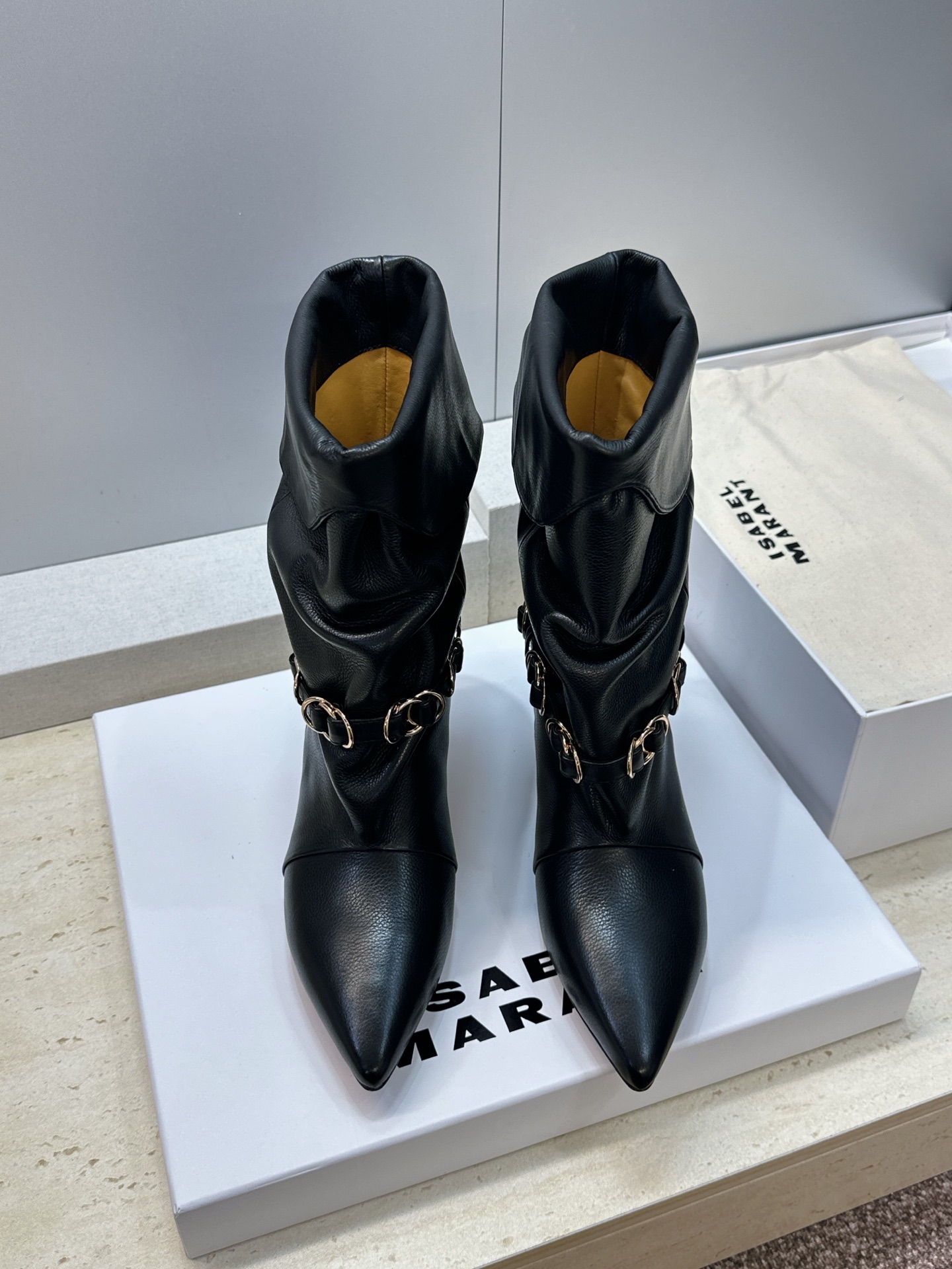 ISABEL MARANT 2026秋冬新款时尚拼色低跟尖头两穿中筒女靴 伊莎贝尔字母logo五金扣一脚蹬机车马丁靴 材 ISABEL MARANT 2026秋冬新款时尚拼色低跟尖头两穿中筒女靴 伊莎贝尔字母logo五金扣一脚蹬机车马丁靴 材