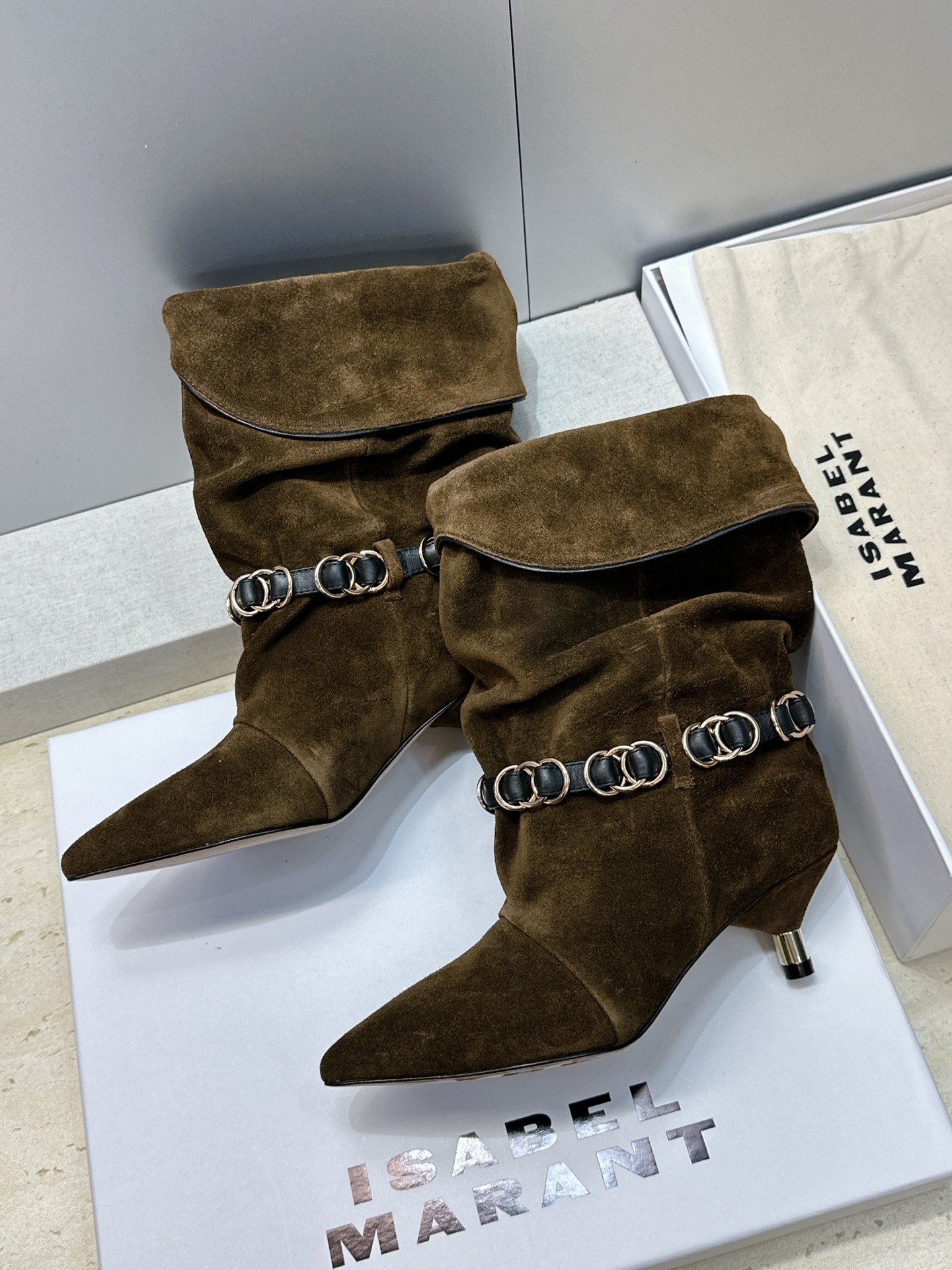 ISABEL MARANT 2026秋冬新款时尚拼色低跟尖头两穿中筒女靴 伊莎贝尔字母logo五金扣一脚蹬机车马丁靴 材 ISABEL MARANT 2026秋冬新款时尚拼色低跟尖头两穿中筒女靴 伊莎贝尔字母logo五金扣一脚蹬机车马丁靴 材