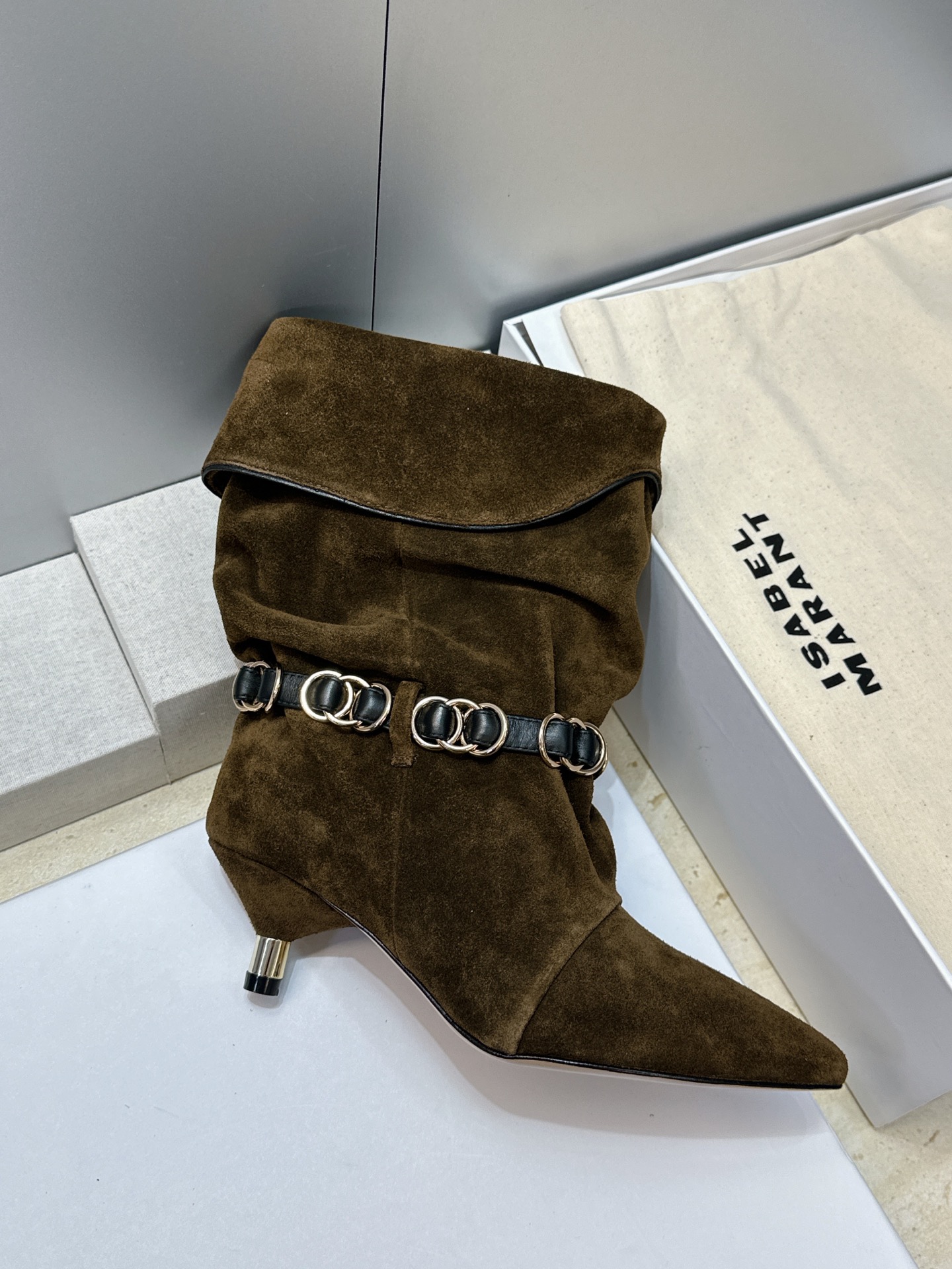 ISABEL MARANT 2026秋冬新款时尚拼色低跟尖头两穿中筒女靴 伊莎贝尔字母logo五金扣一脚蹬机车马丁靴 材 ISABEL MARANT 2026秋冬新款时尚拼色低跟尖头两穿中筒女靴 伊莎贝尔字母logo五金扣一脚蹬机车马丁靴 材