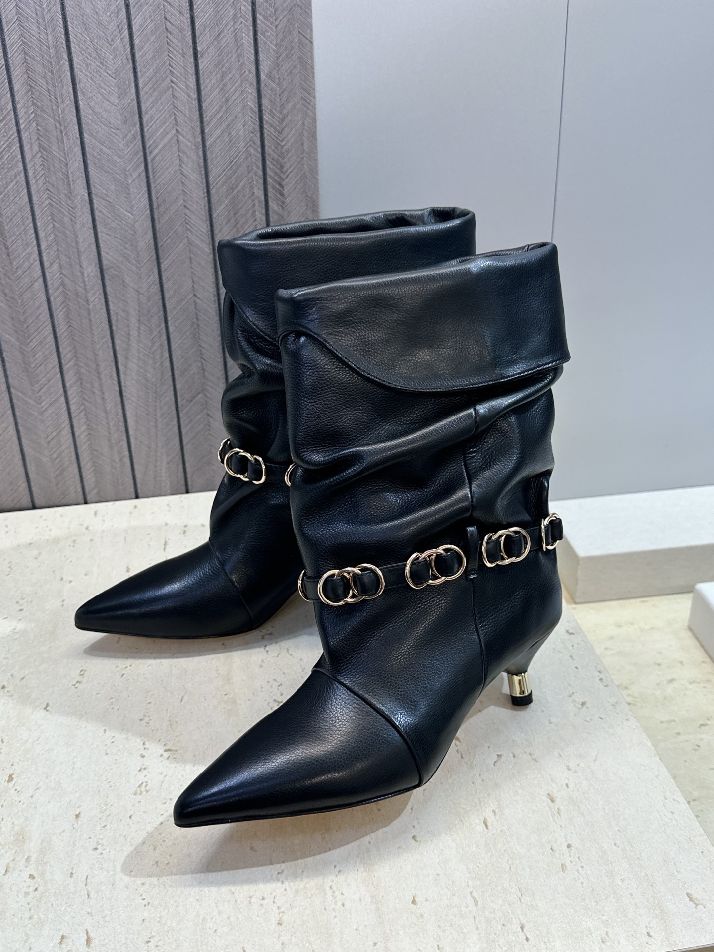 ISABEL MARANT 2026秋冬新款时尚拼色低跟尖头两穿中筒女靴 伊莎贝尔字母logo五金扣一脚蹬机车马丁靴 材 ISABEL MARANT 2026秋冬新款时尚拼色低跟尖头两穿中筒女靴 伊莎贝尔字母logo五金扣一脚蹬机车马丁靴 材