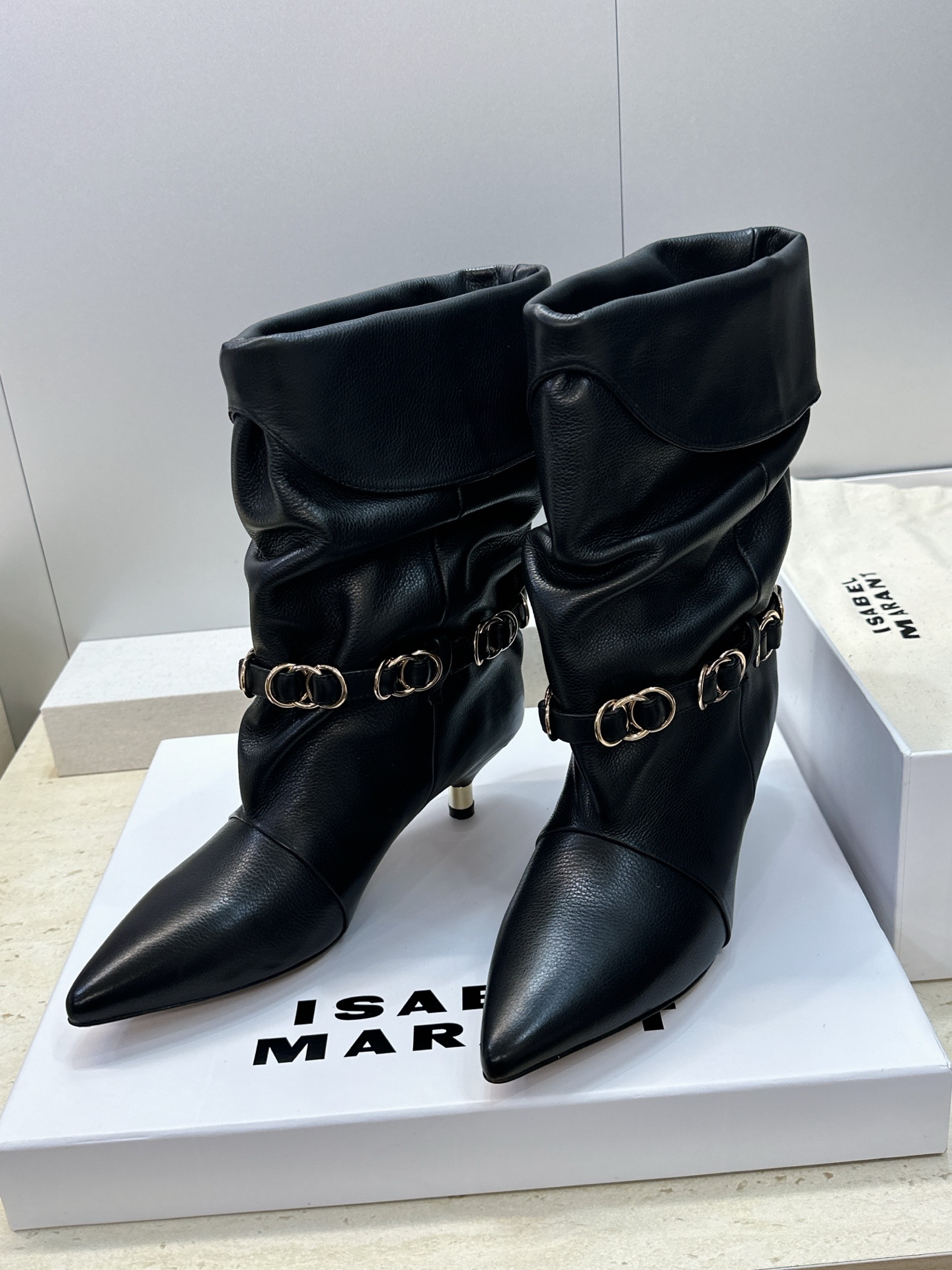 ISABEL MARANT 2026秋冬新款时尚拼色低跟尖头两穿中筒女靴 伊莎贝尔字母logo五金扣一脚蹬机车马丁靴 材 ISABEL MARANT 2026秋冬新款时尚拼色低跟尖头两穿中筒女靴 伊莎贝尔字母logo五金扣一脚蹬机车马丁靴 材