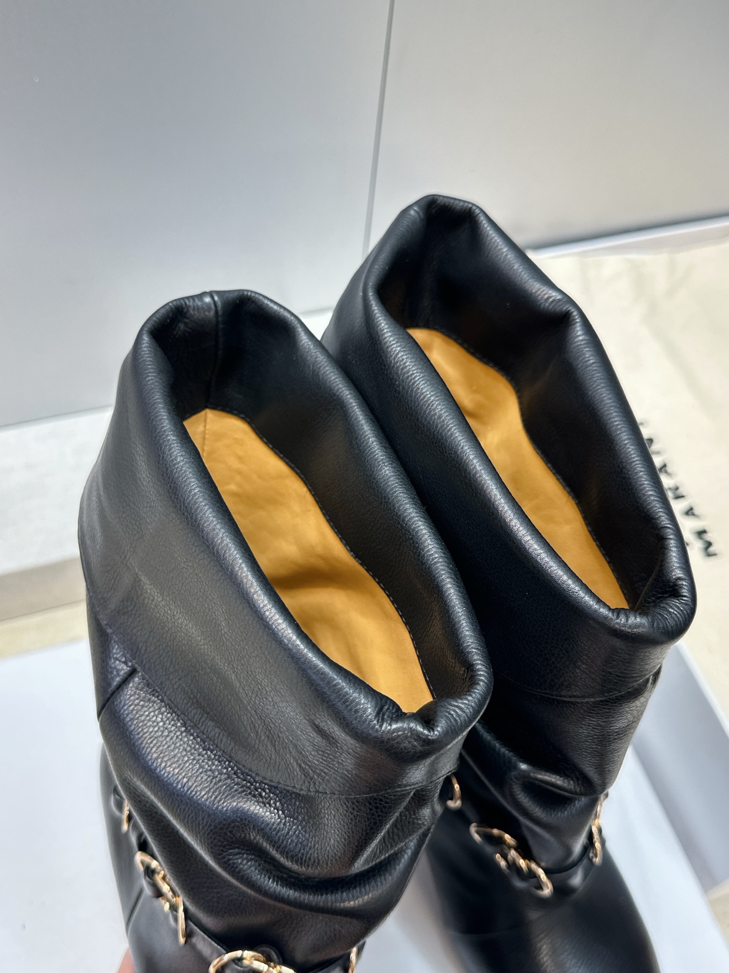ISABEL MARANT 2026秋冬新款时尚拼色低跟尖头两穿中筒女靴 伊莎贝尔字母logo五金扣一脚蹬机车马丁靴 材 ISABEL MARANT 2026秋冬新款时尚拼色低跟尖头两穿中筒女靴 伊莎贝尔字母logo五金扣一脚蹬机车马丁靴 材