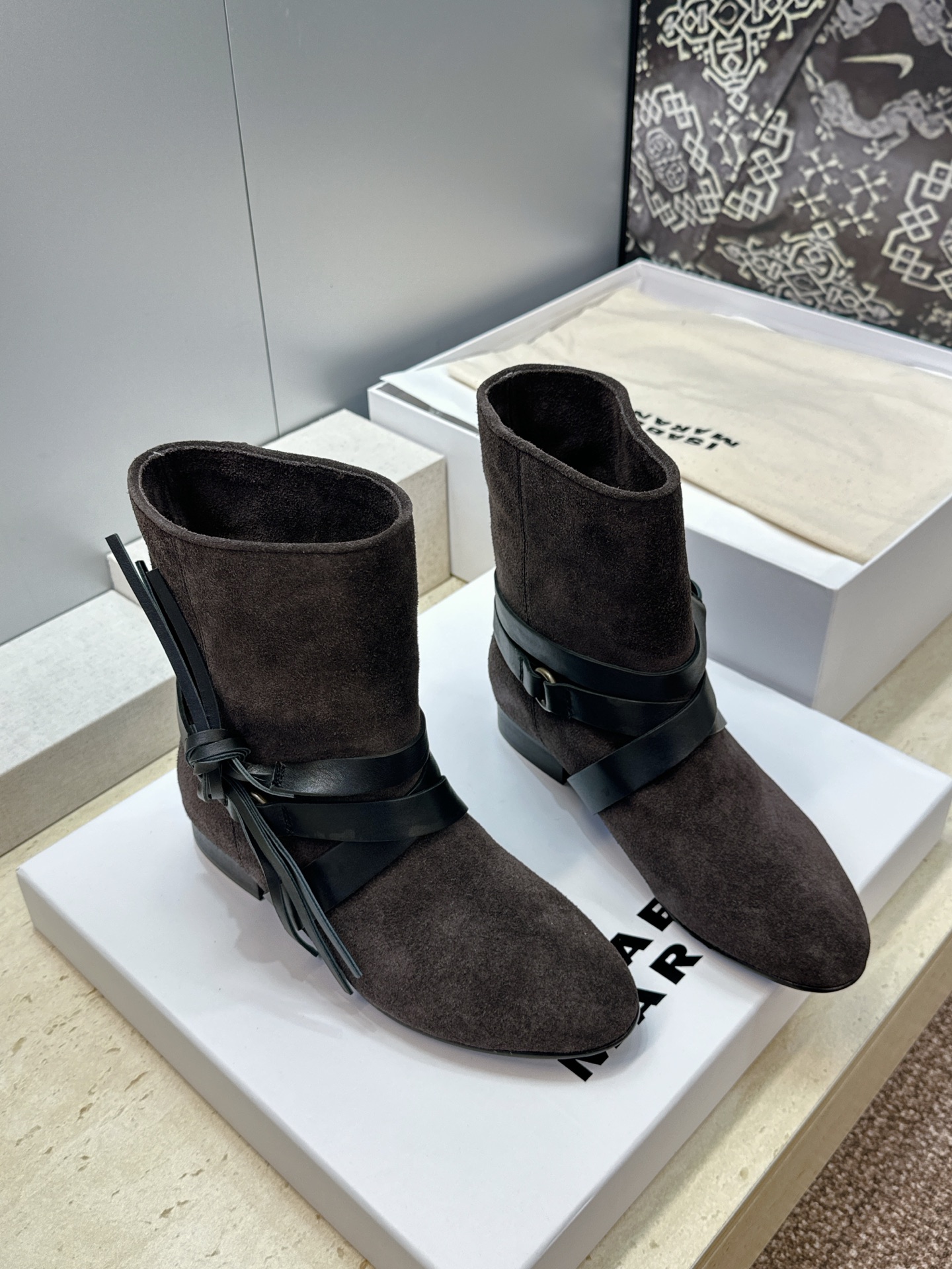 ISABEL MARANT 2026秋冬新款时尚绑带流苏女短靴 伊莎贝尔字母logo低跟圆头一脚蹬拼色机车骑士军靴 材质 ISABEL MARANT 2026秋冬新款时尚绑带流苏女短靴 伊莎贝尔字母logo低跟圆头一脚蹬拼色机车骑士军靴 材质