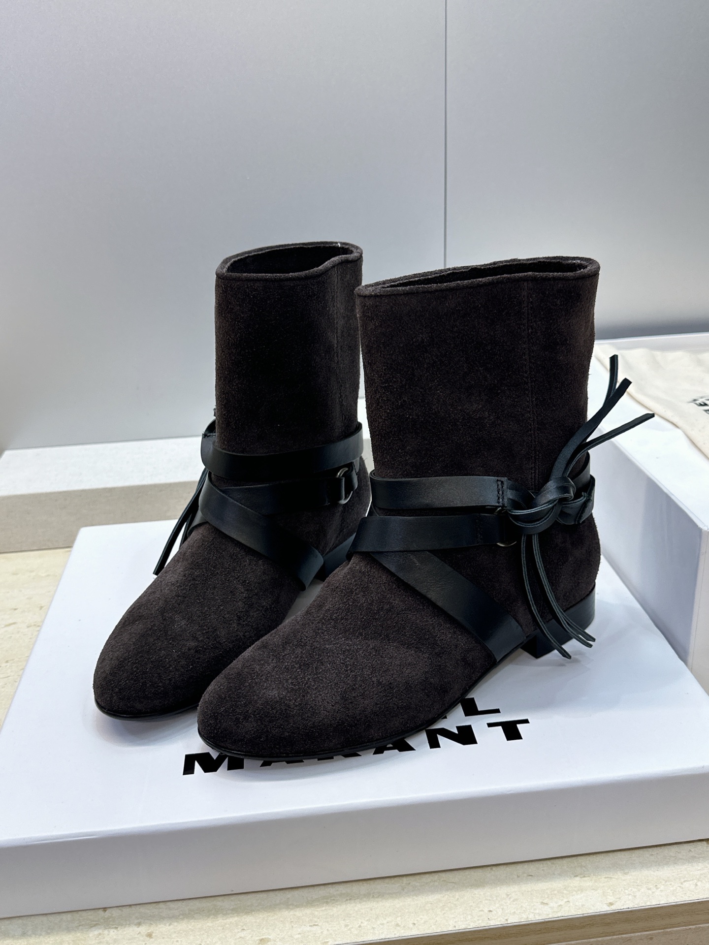 ISABEL MARANT 2026秋冬新款时尚绑带流苏女短靴 伊莎贝尔字母logo低跟圆头一脚蹬拼色机车骑士军靴 材质 ISABEL MARANT 2026秋冬新款时尚绑带流苏女短靴 伊莎贝尔字母logo低跟圆头一脚蹬拼色机车骑士军靴 材质