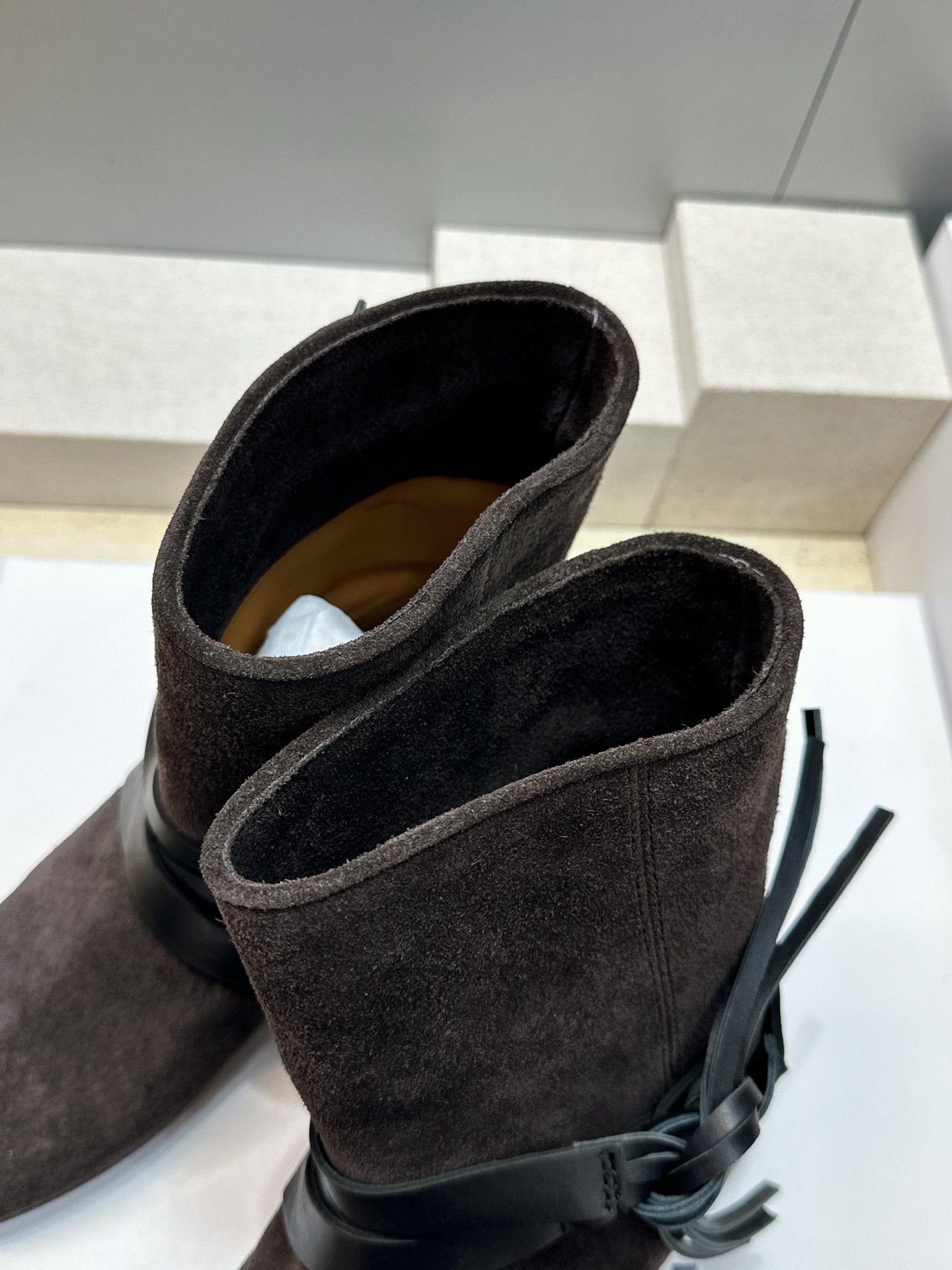 ISABEL MARANT 2026秋冬新款时尚绑带流苏女短靴 伊莎贝尔字母logo低跟圆头一脚蹬拼色机车骑士军靴 材质 ISABEL MARANT 2026秋冬新款时尚绑带流苏女短靴 伊莎贝尔字母logo低跟圆头一脚蹬拼色机车骑士军靴 材质