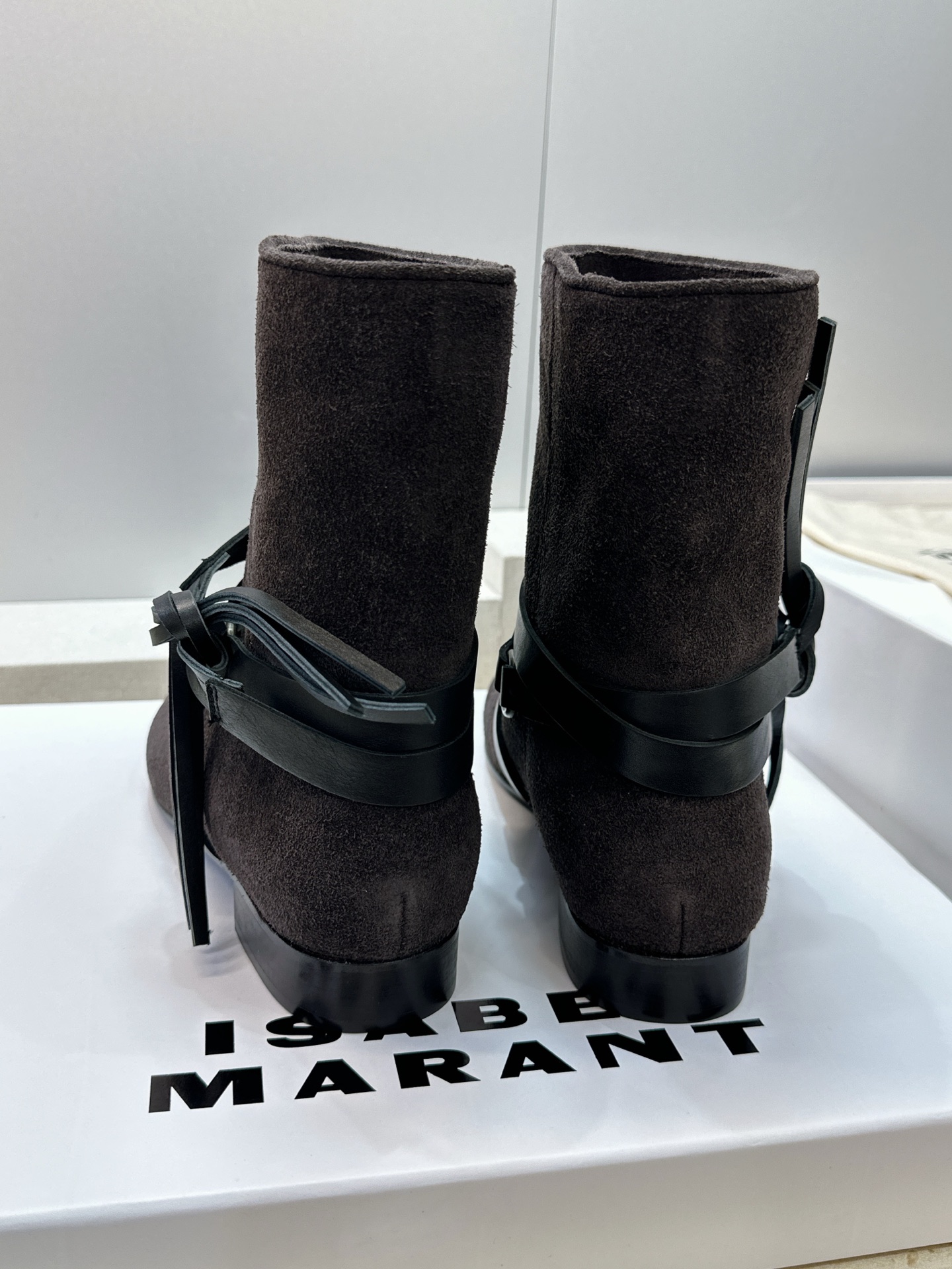 ISABEL MARANT 2026秋冬新款时尚绑带流苏女短靴 伊莎贝尔字母logo低跟圆头一脚蹬拼色机车骑士军靴 材质 ISABEL MARANT 2026秋冬新款时尚绑带流苏女短靴 伊莎贝尔字母logo低跟圆头一脚蹬拼色机车骑士军靴 材质
