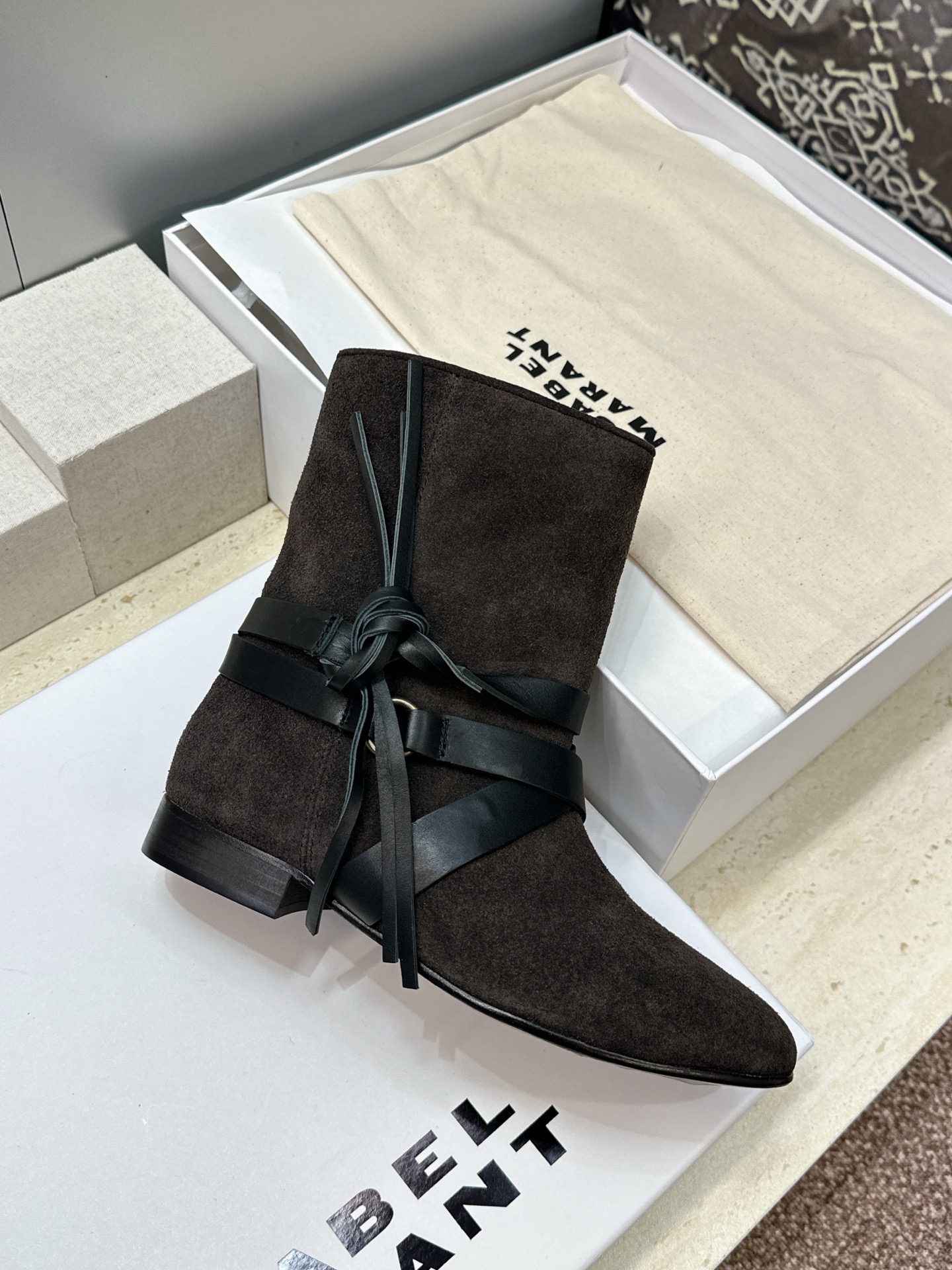 ISABEL MARANT 2026秋冬新款时尚绑带流苏女短靴 伊莎贝尔字母logo低跟圆头一脚蹬拼色机车骑士军靴 材质 ISABEL MARANT 2026秋冬新款时尚绑带流苏女短靴 伊莎贝尔字母logo低跟圆头一脚蹬拼色机车骑士军靴 材质