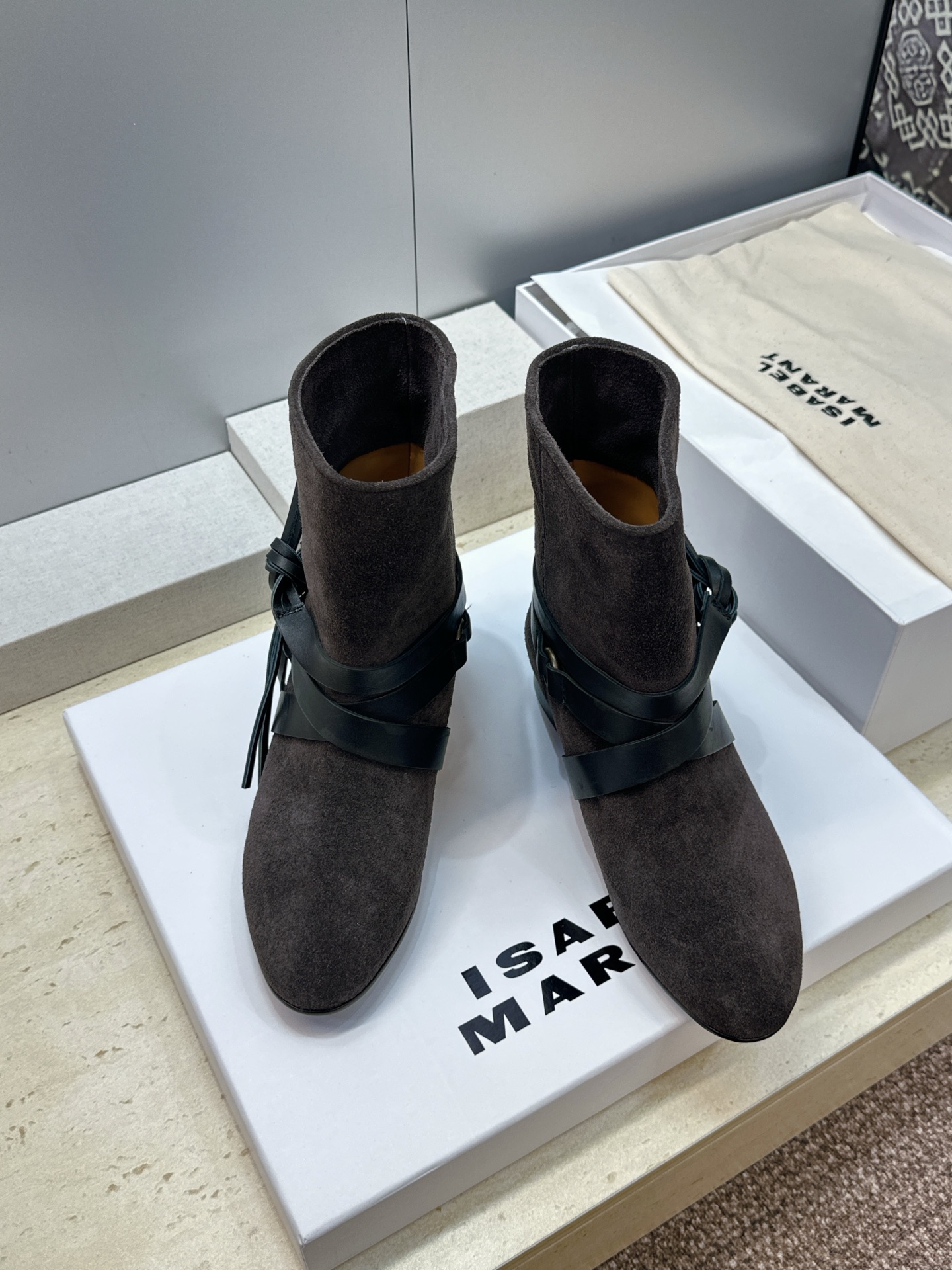 ISABEL MARANT 2026秋冬新款时尚绑带流苏女短靴 伊莎贝尔字母logo低跟圆头一脚蹬拼色机车骑士军靴 材质 ISABEL MARANT 2026秋冬新款时尚绑带流苏女短靴 伊莎贝尔字母logo低跟圆头一脚蹬拼色机车骑士军靴 材质