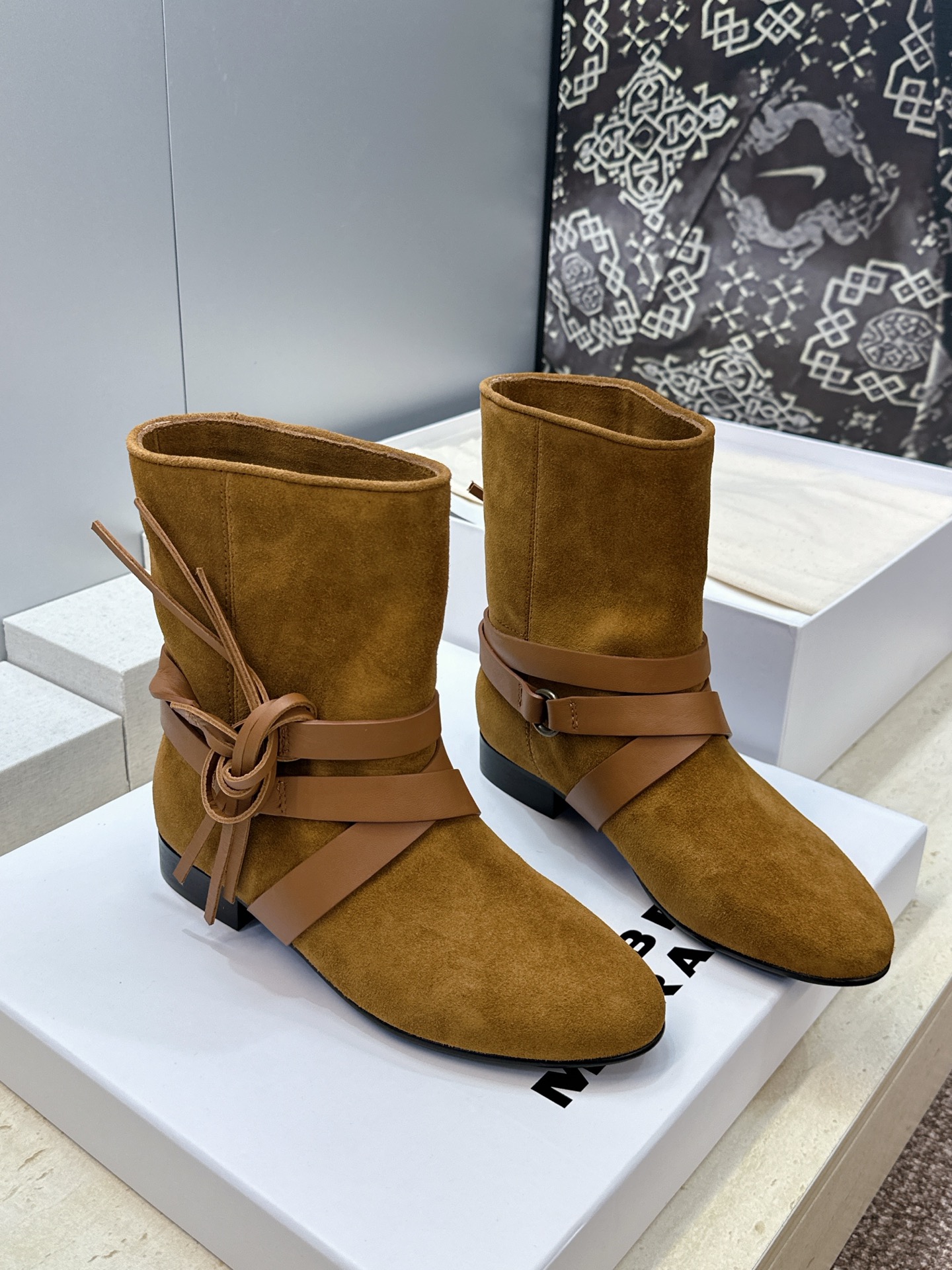 ISABEL MARANT 2026秋冬新款时尚绑带流苏女短靴 伊莎贝尔字母logo低跟圆头一脚蹬拼色机车骑士军靴 材质 ISABEL MARANT 2026秋冬新款时尚绑带流苏女短靴 伊莎贝尔字母logo低跟圆头一脚蹬拼色机车骑士军靴 材质
