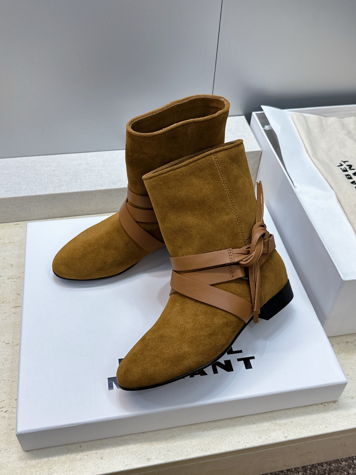 ISABEL MARANT 2026秋冬新款时尚绑带流苏女短靴 伊莎贝尔字母logo低跟圆头一脚蹬拼色机车骑士军靴 材质 ISABEL MARANT 2026秋冬新款时尚绑带流苏女短靴 伊莎贝尔字母logo低跟圆头一脚蹬拼色机车骑士军靴 材质