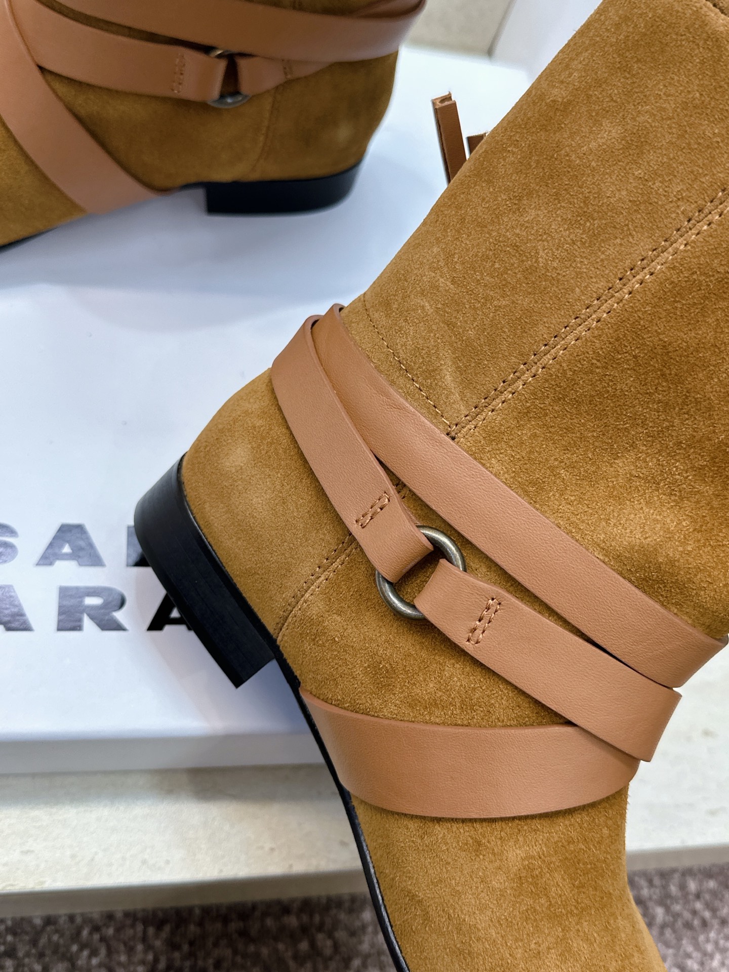 ISABEL MARANT 2026秋冬新款时尚绑带流苏女短靴 伊莎贝尔字母logo低跟圆头一脚蹬拼色机车骑士军靴 材质 ISABEL MARANT 2026秋冬新款时尚绑带流苏女短靴 伊莎贝尔字母logo低跟圆头一脚蹬拼色机车骑士军靴 材质