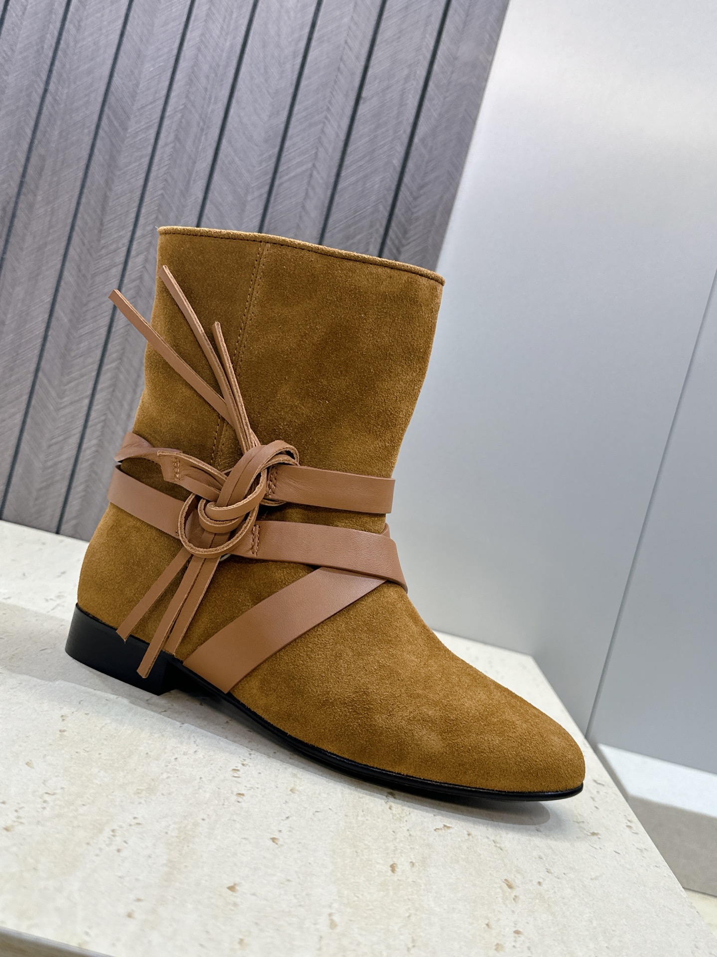 ISABEL MARANT 2026秋冬新款时尚绑带流苏女短靴 伊莎贝尔字母logo低跟圆头一脚蹬拼色机车骑士军靴 材质 ISABEL MARANT 2026秋冬新款时尚绑带流苏女短靴 伊莎贝尔字母logo低跟圆头一脚蹬拼色机车骑士军靴 材质