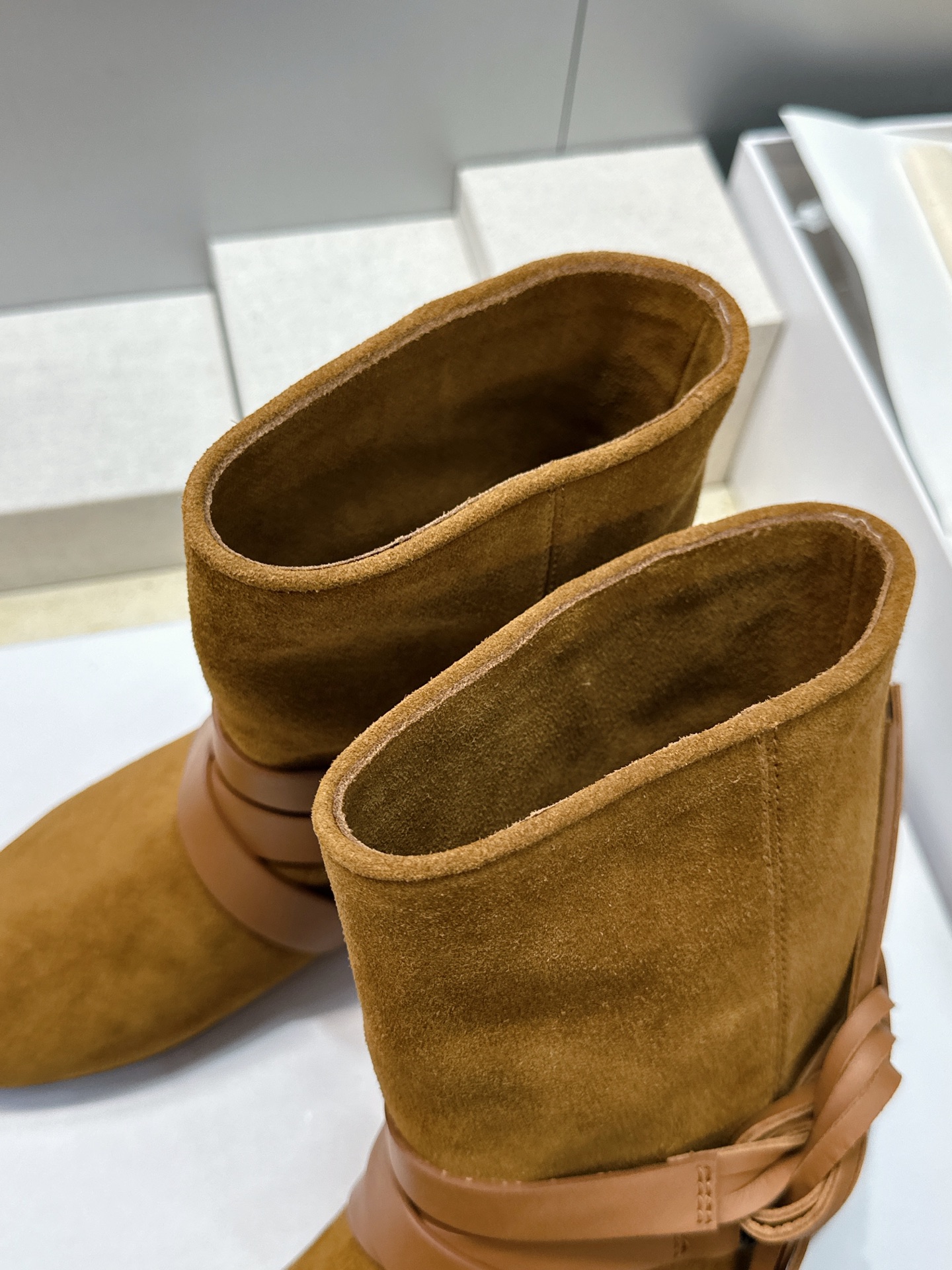 ISABEL MARANT 2026秋冬新款时尚绑带流苏女短靴 伊莎贝尔字母logo低跟圆头一脚蹬拼色机车骑士军靴 材质 ISABEL MARANT 2026秋冬新款时尚绑带流苏女短靴 伊莎贝尔字母logo低跟圆头一脚蹬拼色机车骑士军靴 材质