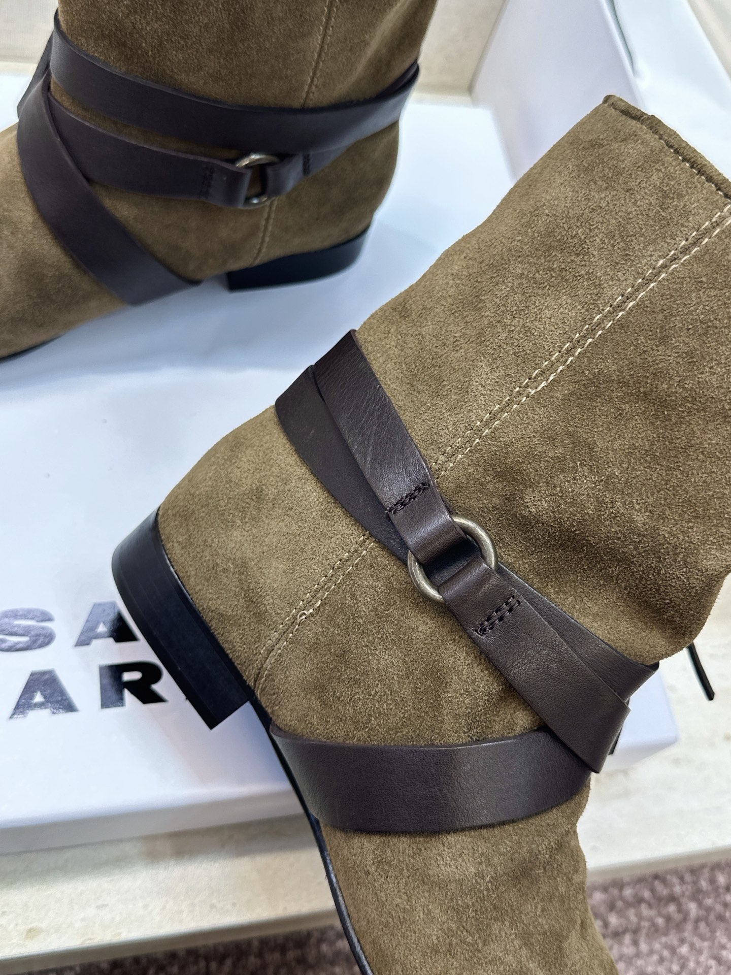 ISABEL MARANT 2026秋冬新款时尚绑带流苏女短靴 伊莎贝尔字母logo低跟圆头一脚蹬拼色机车骑士军靴 材质 ISABEL MARANT 2026秋冬新款时尚绑带流苏女短靴 伊莎贝尔字母logo低跟圆头一脚蹬拼色机车骑士军靴 材质