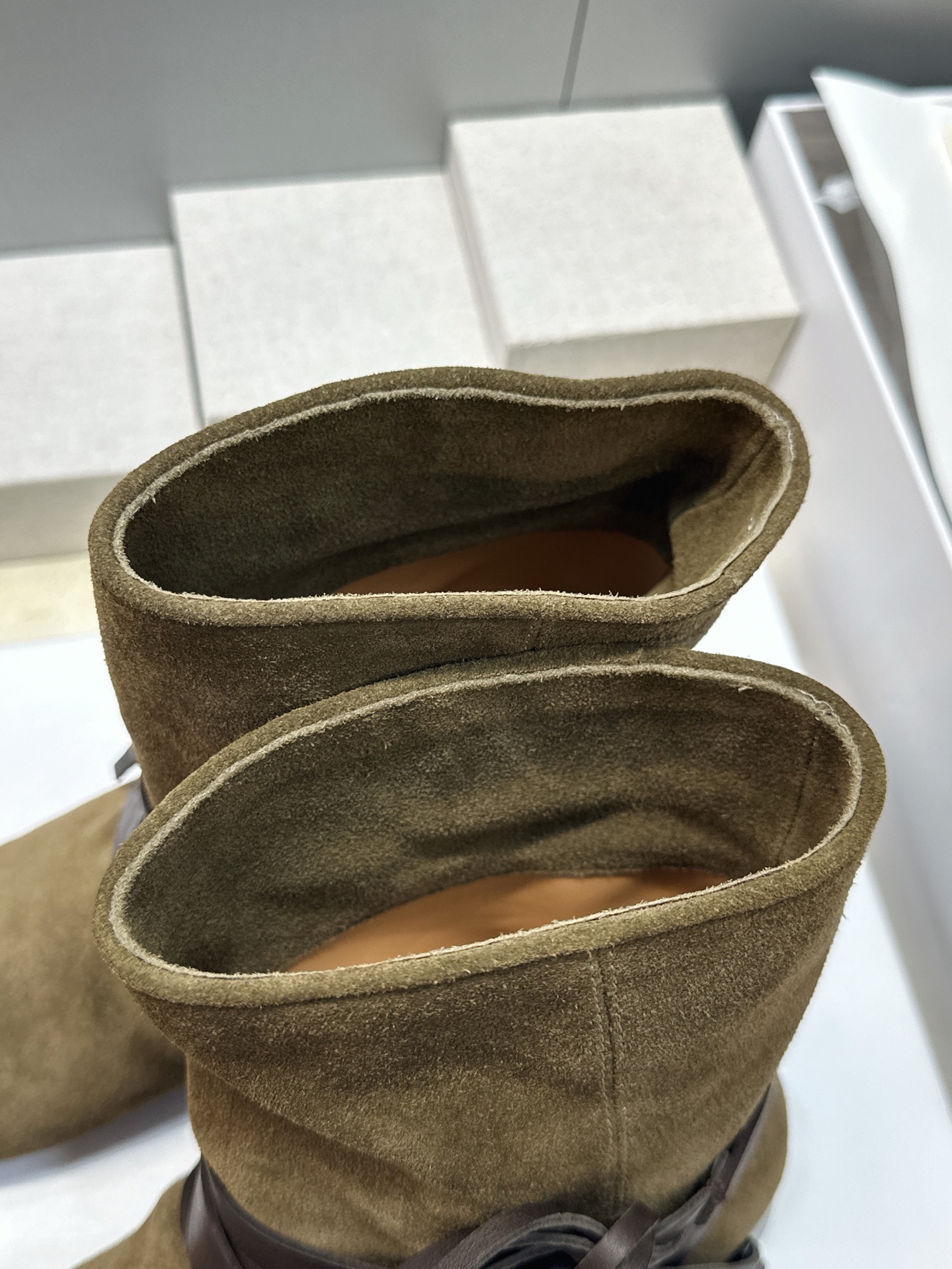 ISABEL MARANT 2026秋冬新款时尚绑带流苏女短靴 伊莎贝尔字母logo低跟圆头一脚蹬拼色机车骑士军靴 材质 ISABEL MARANT 2026秋冬新款时尚绑带流苏女短靴 伊莎贝尔字母logo低跟圆头一脚蹬拼色机车骑士军靴 材质