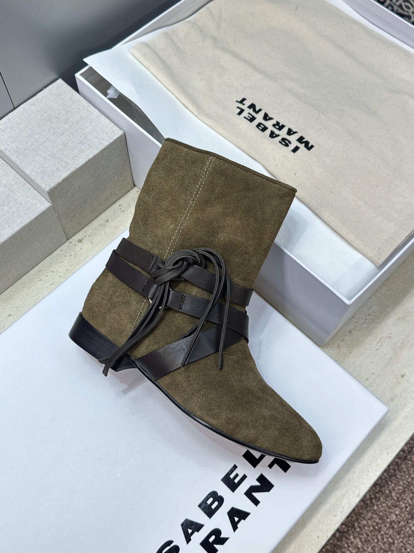 ISABEL MARANT 2026秋冬新款时尚绑带流苏女短靴 伊莎贝尔字母logo低跟圆头一脚蹬拼色机车骑士军靴 材质 ISABEL MARANT 2026秋冬新款时尚绑带流苏女短靴 伊莎贝尔字母logo低跟圆头一脚蹬拼色机车骑士军靴 材质