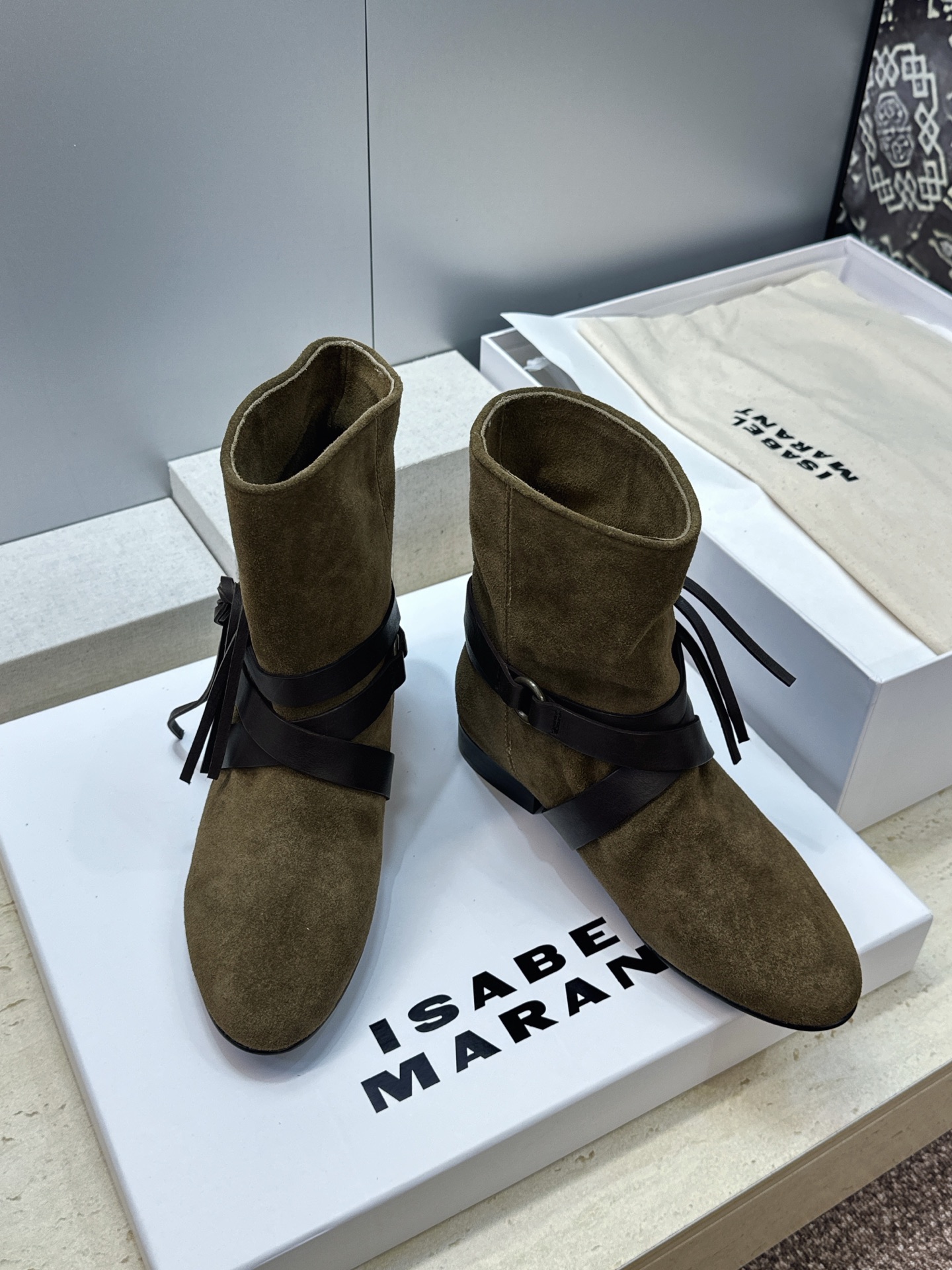 ISABEL MARANT 2026秋冬新款时尚绑带流苏女短靴 伊莎贝尔字母logo低跟圆头一脚蹬拼色机车骑士军靴 材质 ISABEL MARANT 2026秋冬新款时尚绑带流苏女短靴 伊莎贝尔字母logo低跟圆头一脚蹬拼色机车骑士军靴 材质
