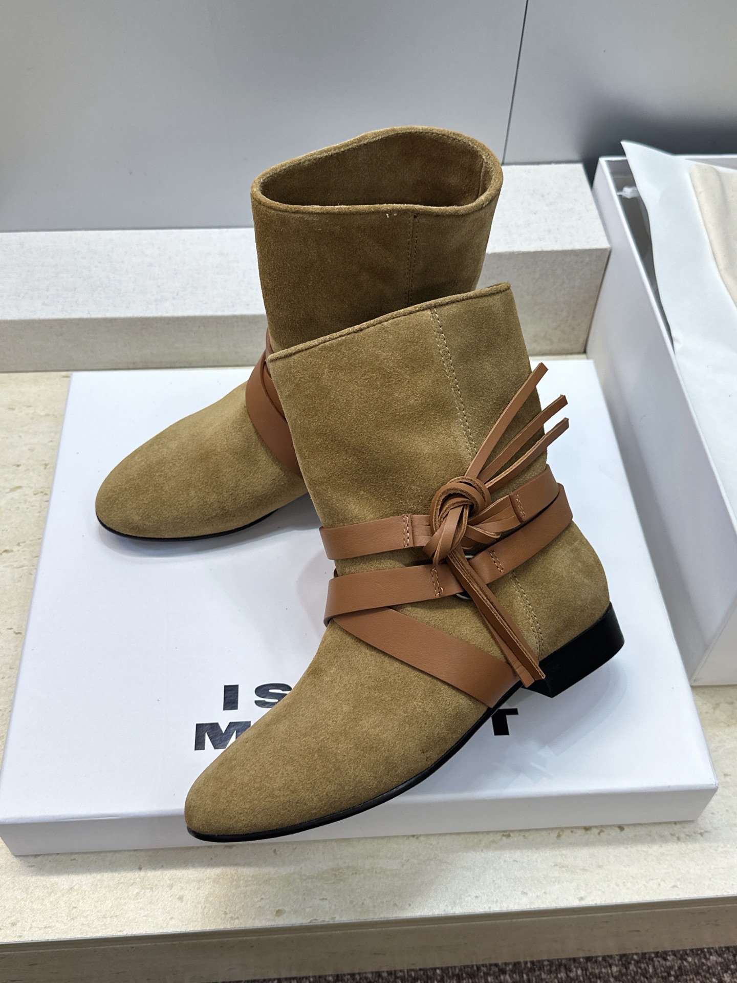 ISABEL MARANT 2026秋冬新款时尚绑带流苏女短靴 伊莎贝尔字母logo低跟圆头一脚蹬拼色机车骑士军靴 材质 ISABEL MARANT 2026秋冬新款时尚绑带流苏女短靴 伊莎贝尔字母logo低跟圆头一脚蹬拼色机车骑士军靴 材质