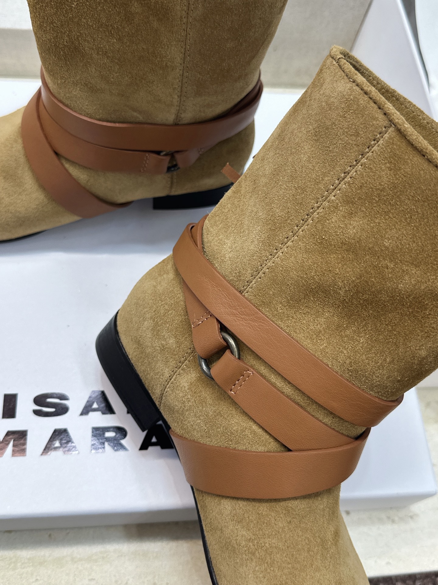 ISABEL MARANT 2026秋冬新款时尚绑带流苏女短靴 伊莎贝尔字母logo低跟圆头一脚蹬拼色机车骑士军靴 材质 ISABEL MARANT 2026秋冬新款时尚绑带流苏女短靴 伊莎贝尔字母logo低跟圆头一脚蹬拼色机车骑士军靴 材质