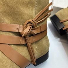ISABEL MARANT 2026秋冬新款时尚绑带流苏女短靴 伊莎贝尔字母logo低跟圆头一脚蹬拼色机车骑士军靴 材质 ISABEL MARANT 2026秋冬新款时尚绑带流苏女短靴 伊莎贝尔字母logo低跟圆头一脚蹬拼色机车骑士军靴 材质