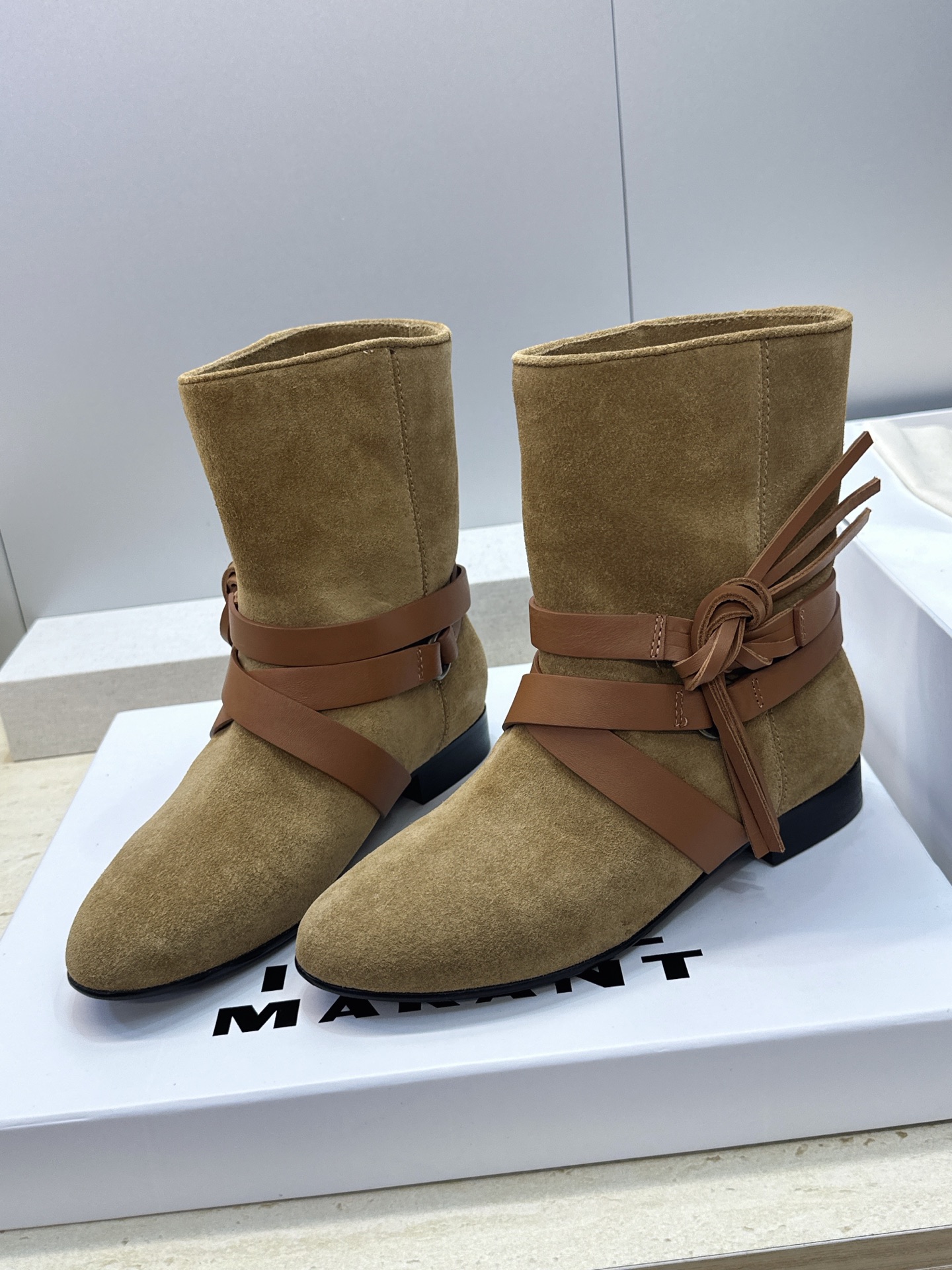 ISABEL MARANT 2026秋冬新款时尚绑带流苏女短靴 伊莎贝尔字母logo低跟圆头一脚蹬拼色机车骑士军靴 材质 ISABEL MARANT 2026秋冬新款时尚绑带流苏女短靴 伊莎贝尔字母logo低跟圆头一脚蹬拼色机车骑士军靴 材质