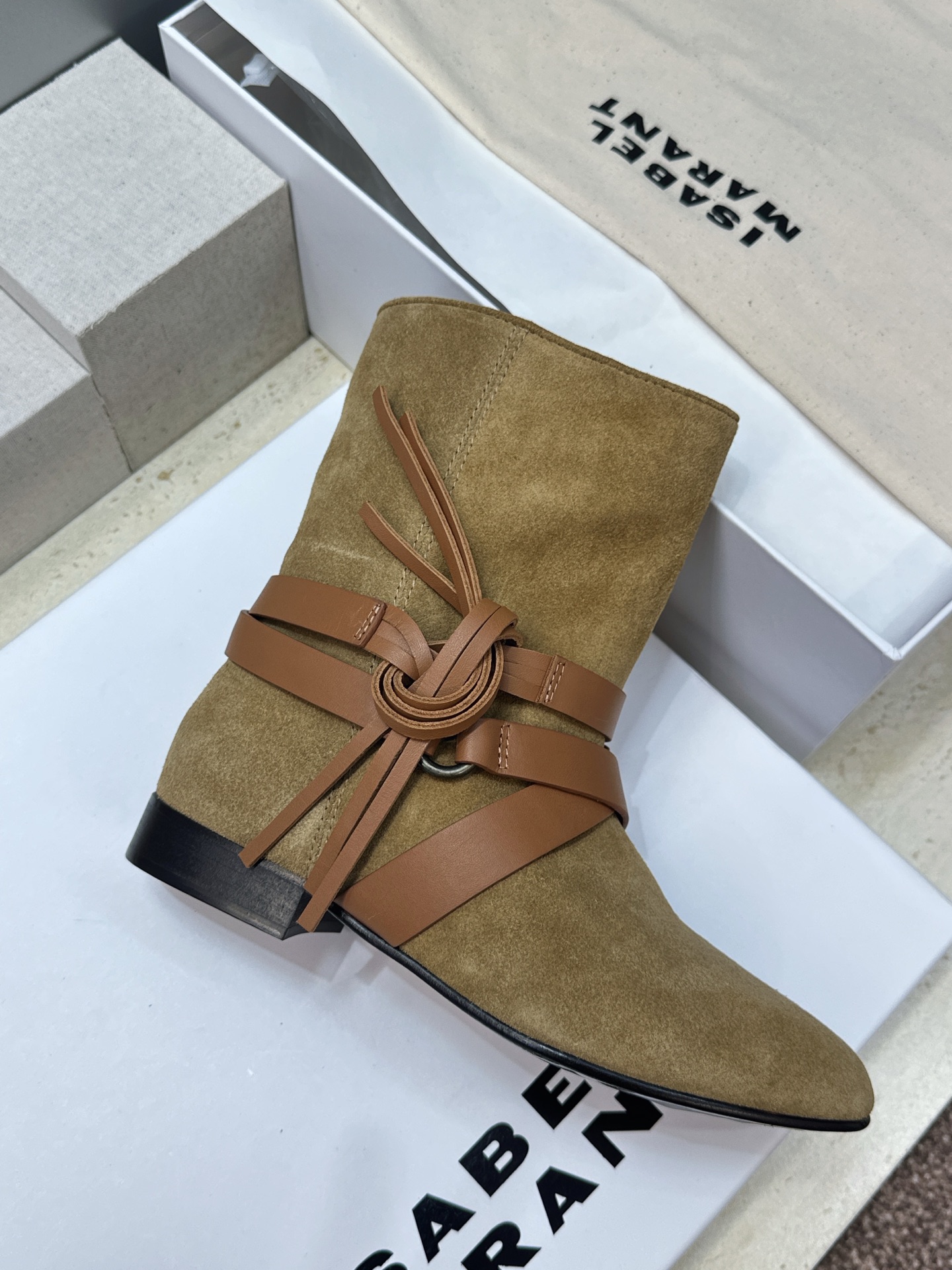 ISABEL MARANT 2026秋冬新款时尚绑带流苏女短靴 伊莎贝尔字母logo低跟圆头一脚蹬拼色机车骑士军靴 材质 ISABEL MARANT 2026秋冬新款时尚绑带流苏女短靴 伊莎贝尔字母logo低跟圆头一脚蹬拼色机车骑士军靴 材质