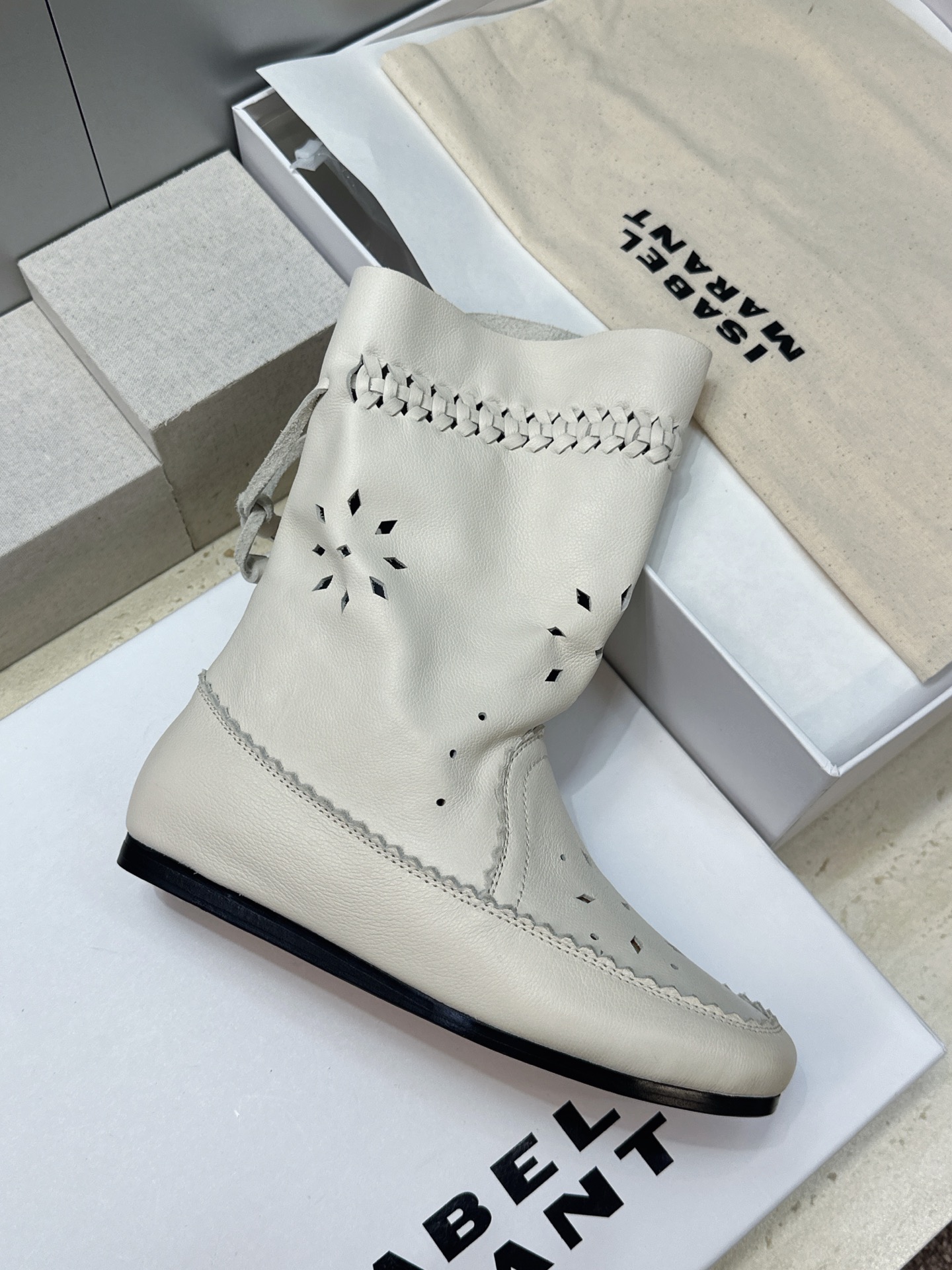 ISABEL MARANT 2026秋冬新款时尚冲孔雕花工艺流苏女短靴 伊莎贝尔字母logo低跟圆头一脚蹬镂空机车骑士军 ISABEL MARANT 2026秋冬新款时尚冲孔雕花工艺流苏女短靴 伊莎贝尔字母logo低跟圆头一脚蹬镂空机车骑士军