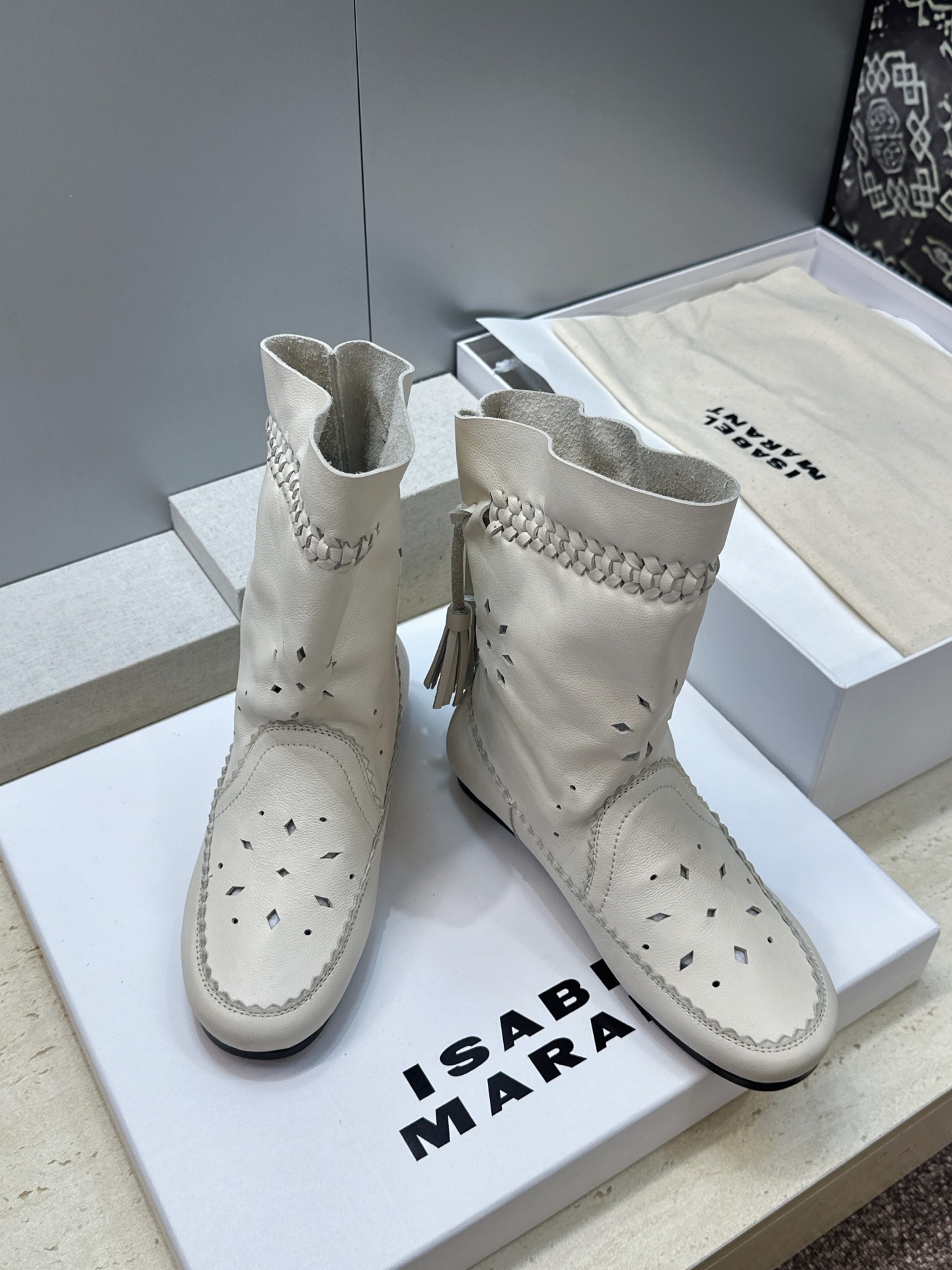 ISABEL MARANT 2026秋冬新款时尚冲孔雕花工艺流苏女短靴 伊莎贝尔字母logo低跟圆头一脚蹬镂空机车骑士军 ISABEL MARANT 2026秋冬新款时尚冲孔雕花工艺流苏女短靴 伊莎贝尔字母logo低跟圆头一脚蹬镂空机车骑士军