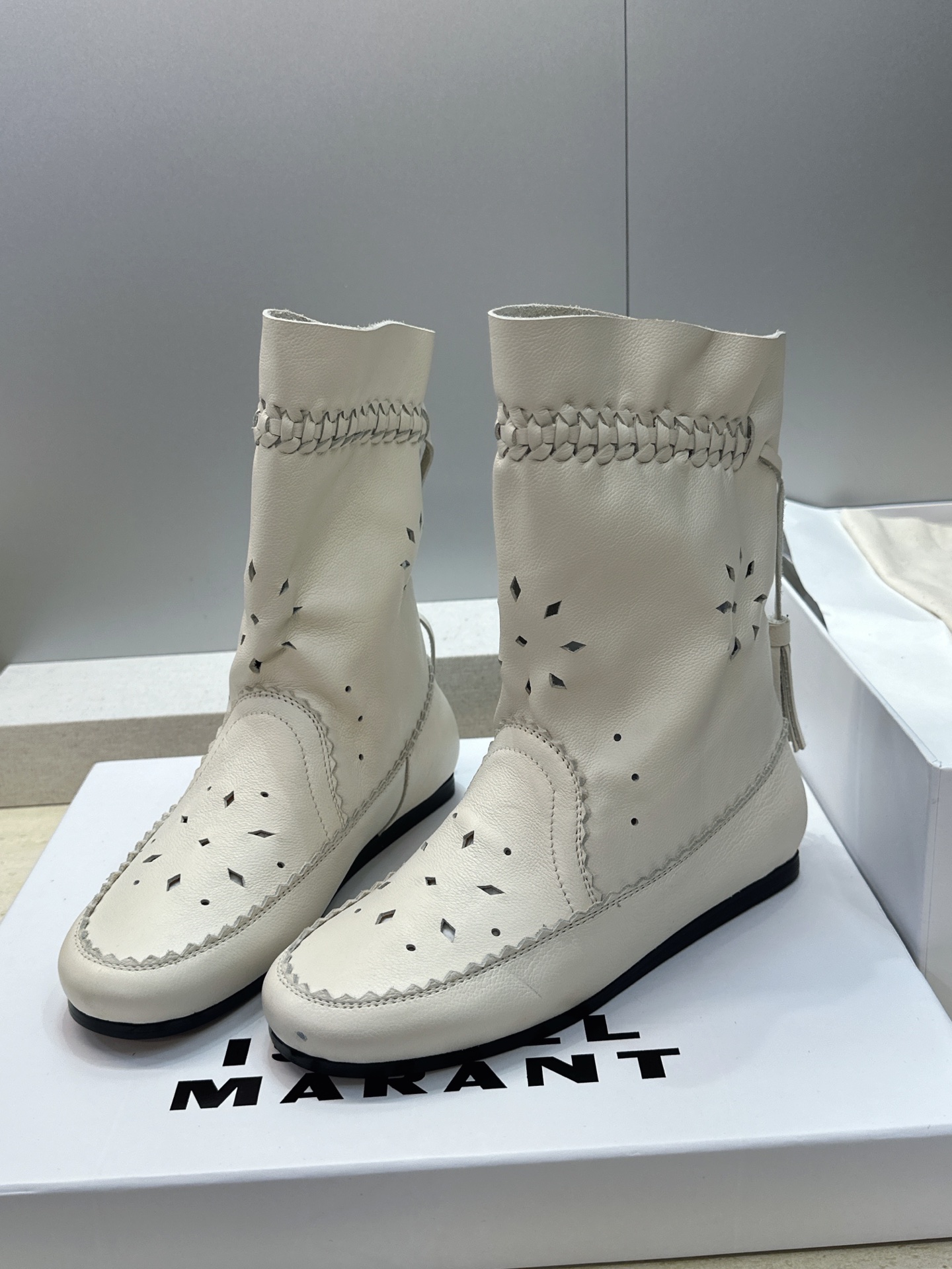 ISABEL MARANT 2026秋冬新款时尚冲孔雕花工艺流苏女短靴 伊莎贝尔字母logo低跟圆头一脚蹬镂空机车骑士军 ISABEL MARANT 2026秋冬新款时尚冲孔雕花工艺流苏女短靴 伊莎贝尔字母logo低跟圆头一脚蹬镂空机车骑士军