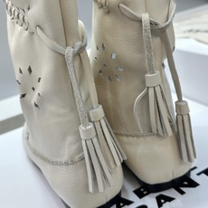 ISABEL MARANT 2026秋冬新款时尚冲孔雕花工艺流苏女短靴 伊莎贝尔字母logo低跟圆头一脚蹬镂空机车骑士军 ISABEL MARANT 2026秋冬新款时尚冲孔雕花工艺流苏女短靴 伊莎贝尔字母logo低跟圆头一脚蹬镂空机车骑士军