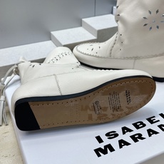 ISABEL MARANT 2026秋冬新款时尚冲孔雕花工艺流苏女短靴 伊莎贝尔字母logo低跟圆头一脚蹬镂空机车骑士军 ISABEL MARANT 2026秋冬新款时尚冲孔雕花工艺流苏女短靴 伊莎贝尔字母logo低跟圆头一脚蹬镂空机车骑士军