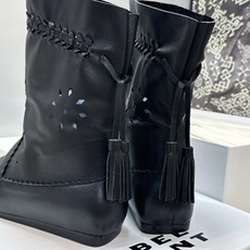 ISABEL MARANT 2026秋冬新款时尚冲孔雕花工艺流苏女短靴 伊莎贝尔字母logo低跟圆头一脚蹬镂空机车骑士军 ISABEL MARANT 2026秋冬新款时尚冲孔雕花工艺流苏女短靴 伊莎贝尔字母logo低跟圆头一脚蹬镂空机车骑士军